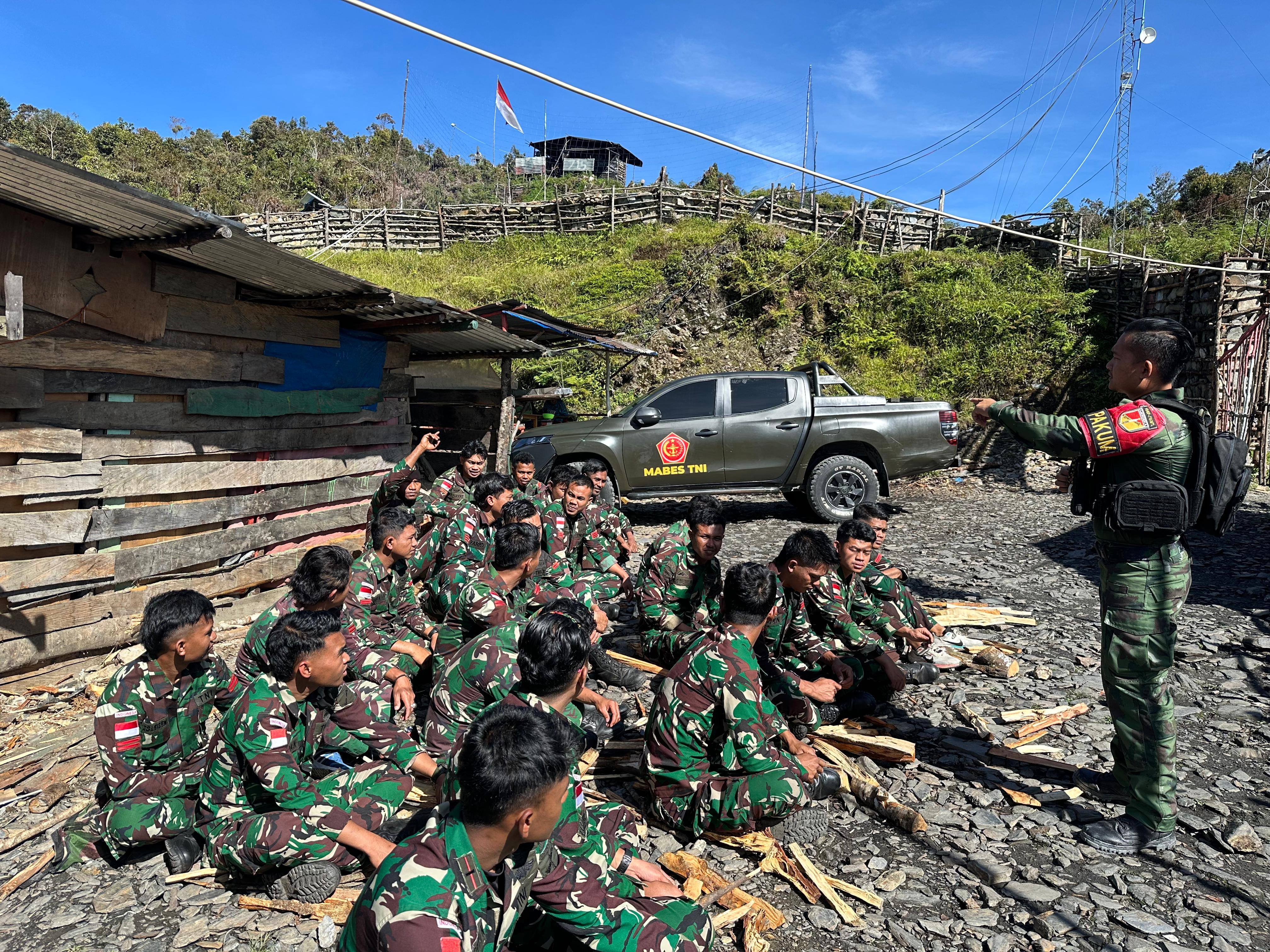 Tekankan ROE dan Aturan Hukum, Pakum Satgas Yonif 715/Mtl Laksanakan Luhkum ke Seluruh Pos Satgas