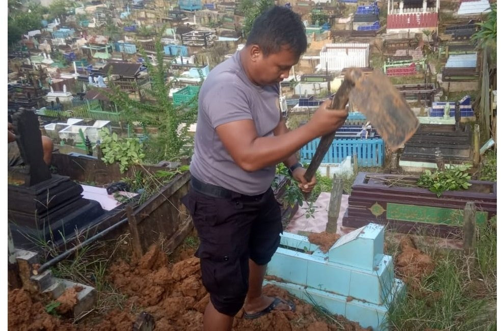 Melihat Lagi Pengabdian Bripka Joko, Polisi yang Sukarela Jadi Tukang Gali Kubur