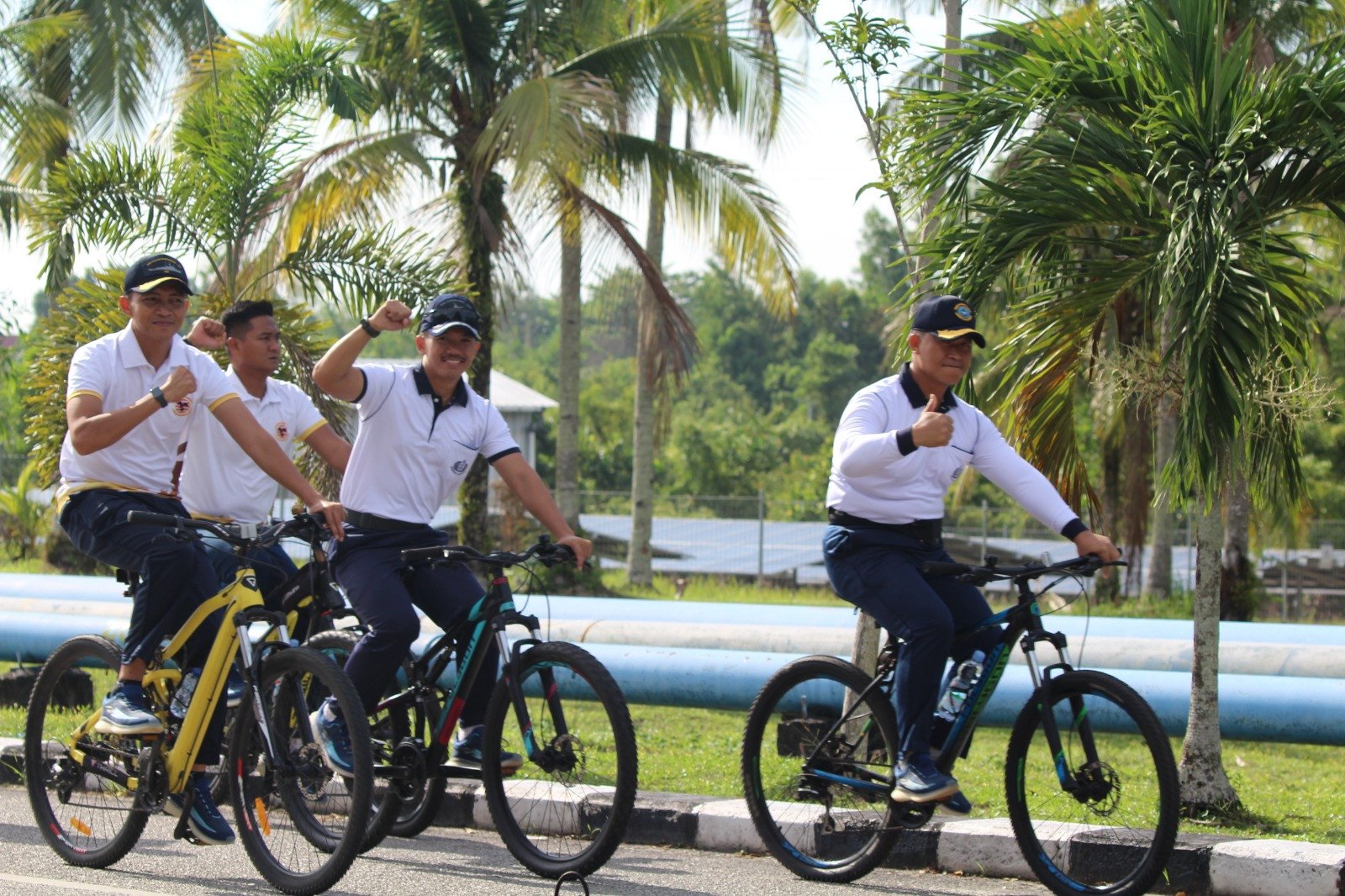 Solid dan Kompak, Prajurit Lanal Dumai Bersama Prajurit KRI Pulau Rangsang-727 Berbaur Dalam Kegembiraan Laksanakan Olahraga Bersama