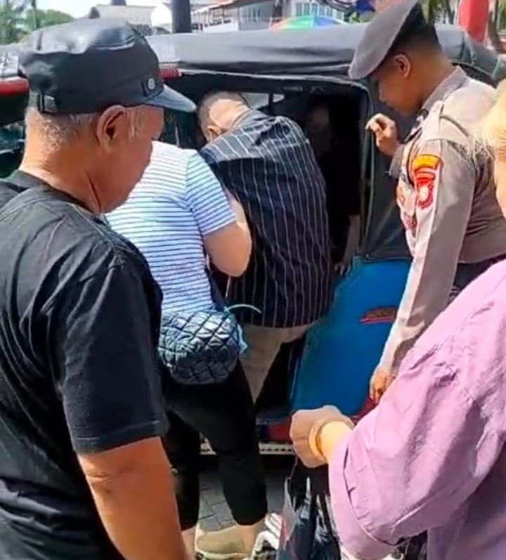 Polisi Bantu Lansia Hadiri Ibadah Natal di Gereja Stella Maris