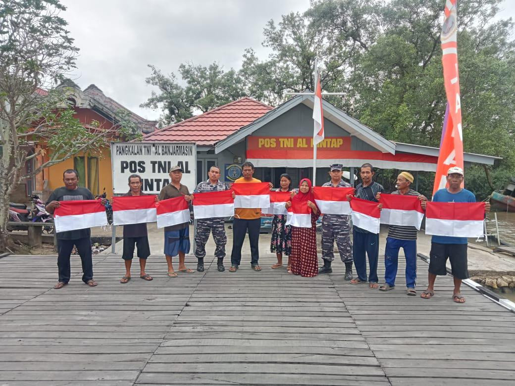 Tingkatkan Jiwa Nasionalisme Sambut HUT Ke-80 Republik Indonesia, Lanal Banjarmasin Bagikan 1.000 Bendera Merah Putih