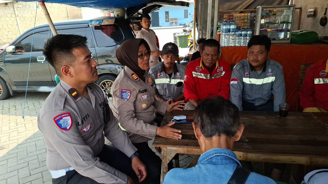 Polres Metro Bekasi Kota Gelar “Kongkow dan Ngopi Bareng” Bersama Sopir Truk, Program Polisi Lalu Lintas Menyapa, Bangun Komunikasi Humanis