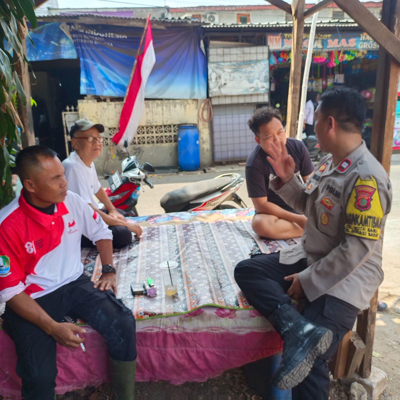 Bhabinkamtibmas Kota Baru Polsek Bekasi Barat Ajak Warga Aktifkan Siskamling Cegah Tawuran