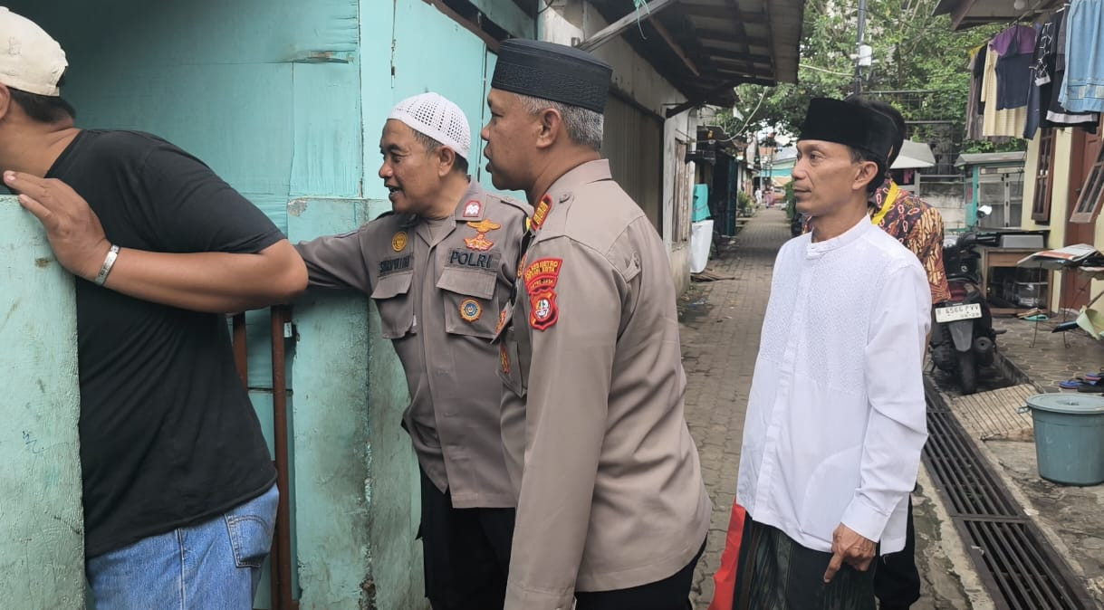 Kapolsek Bekasi Barat Kunjungi Warga Sakit Stroke dan Berikan Bantuan Tali Kasih