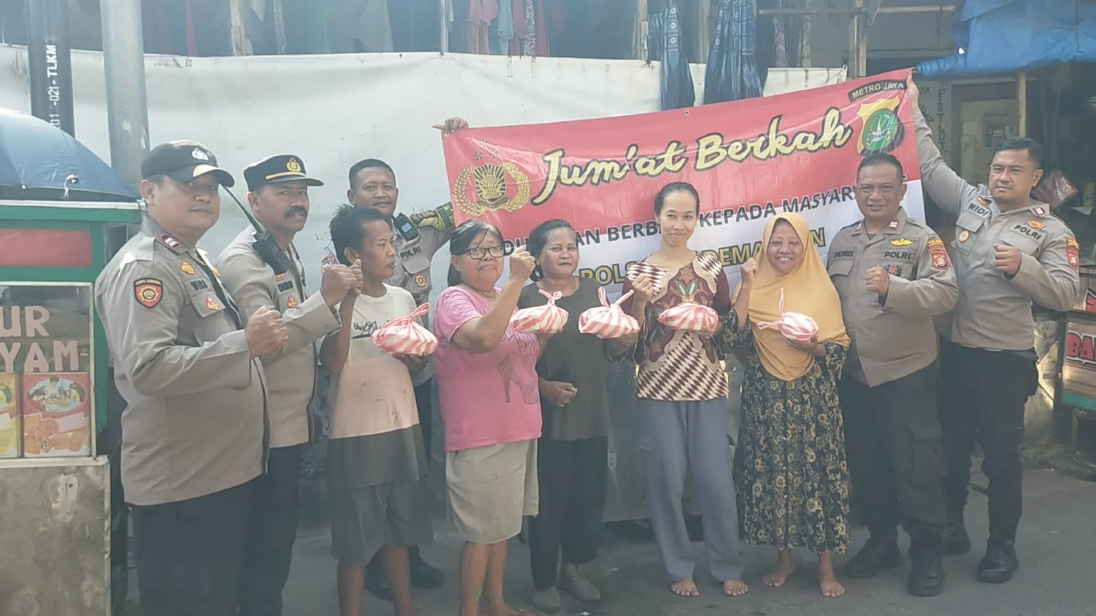 Polsek Pademangan Berbagi Nasi Kotak untuk Warga dalam Kegiatan Jum’at Berkah
