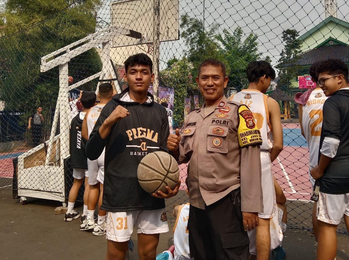 Bhabinkamtibmas Jaka Setia Pantau Turnamen Basket “Spectasoed 9.0” di SMA Soedirman Galaxy