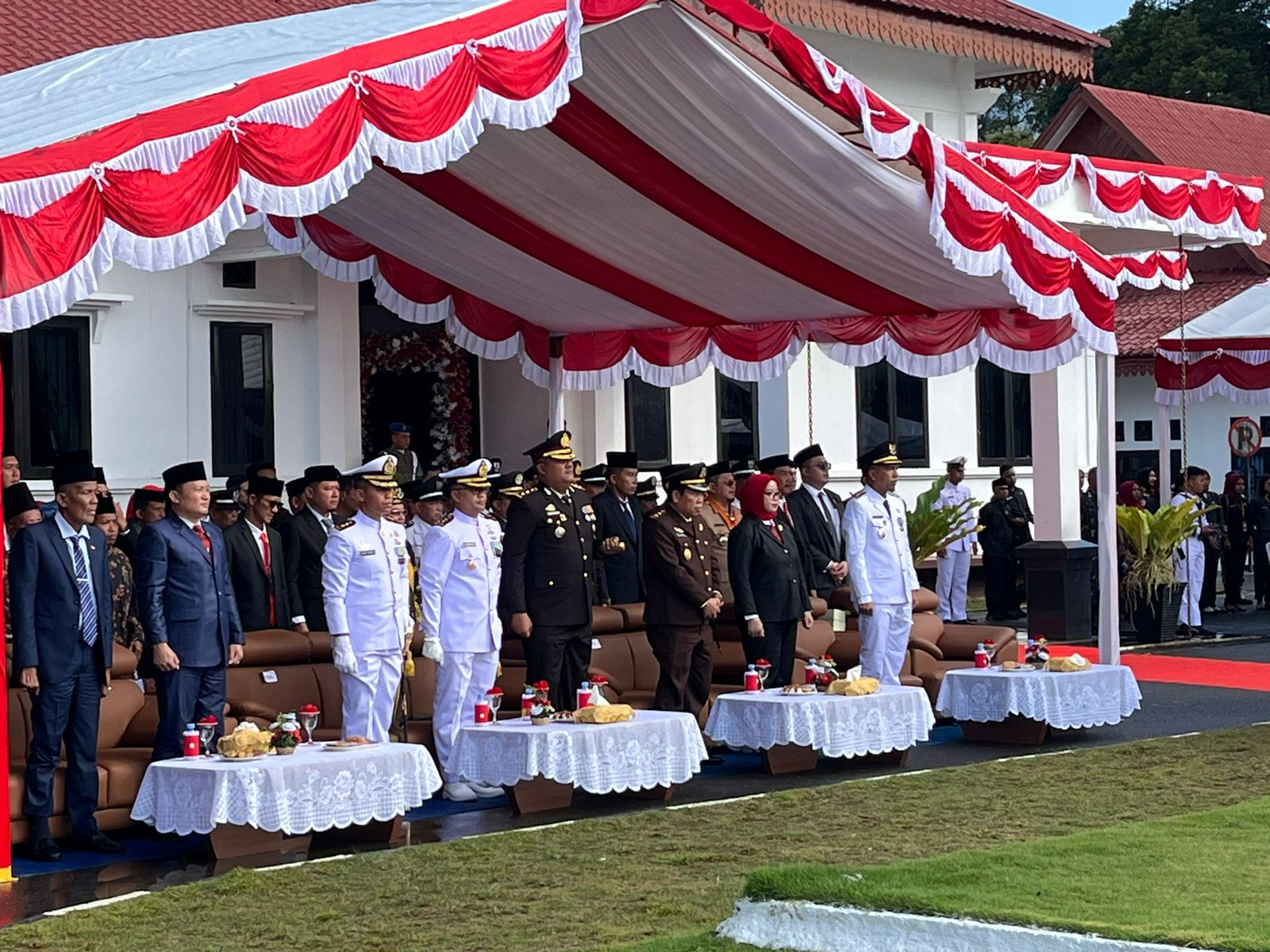 Danlanal Dabo Singkep Hadiri Upacara Detik-Detik Proklamasi Kemerdekaan RI Ke-80 di Kantor Bupati Lingga