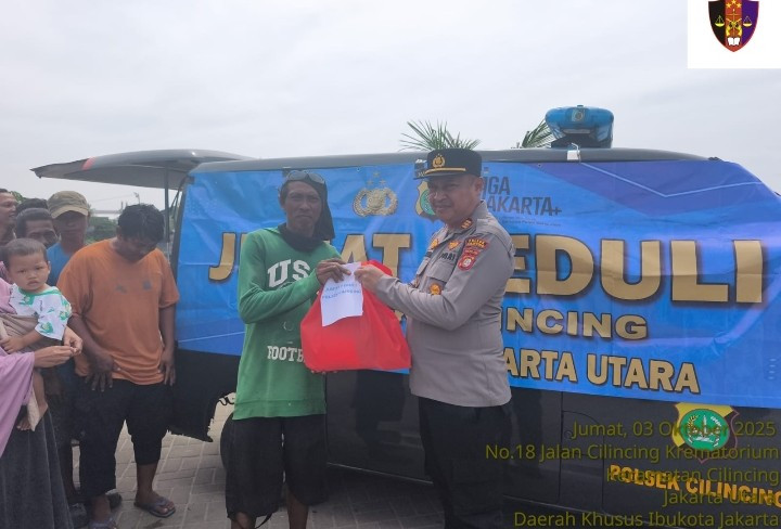 Jumat Peduli, Polri Bagikan 50 Paket Sembako di Kampung Nelayan Cilincing