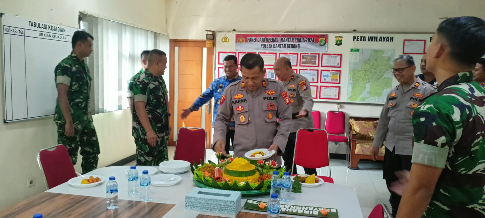 KUNJUNGAN YON ARMED 7 CIKIWUL KE POLSEK BANTARGEBANG DALAM RANGKA HUT BHAYANGKARA KE-79 TAHUN 2025