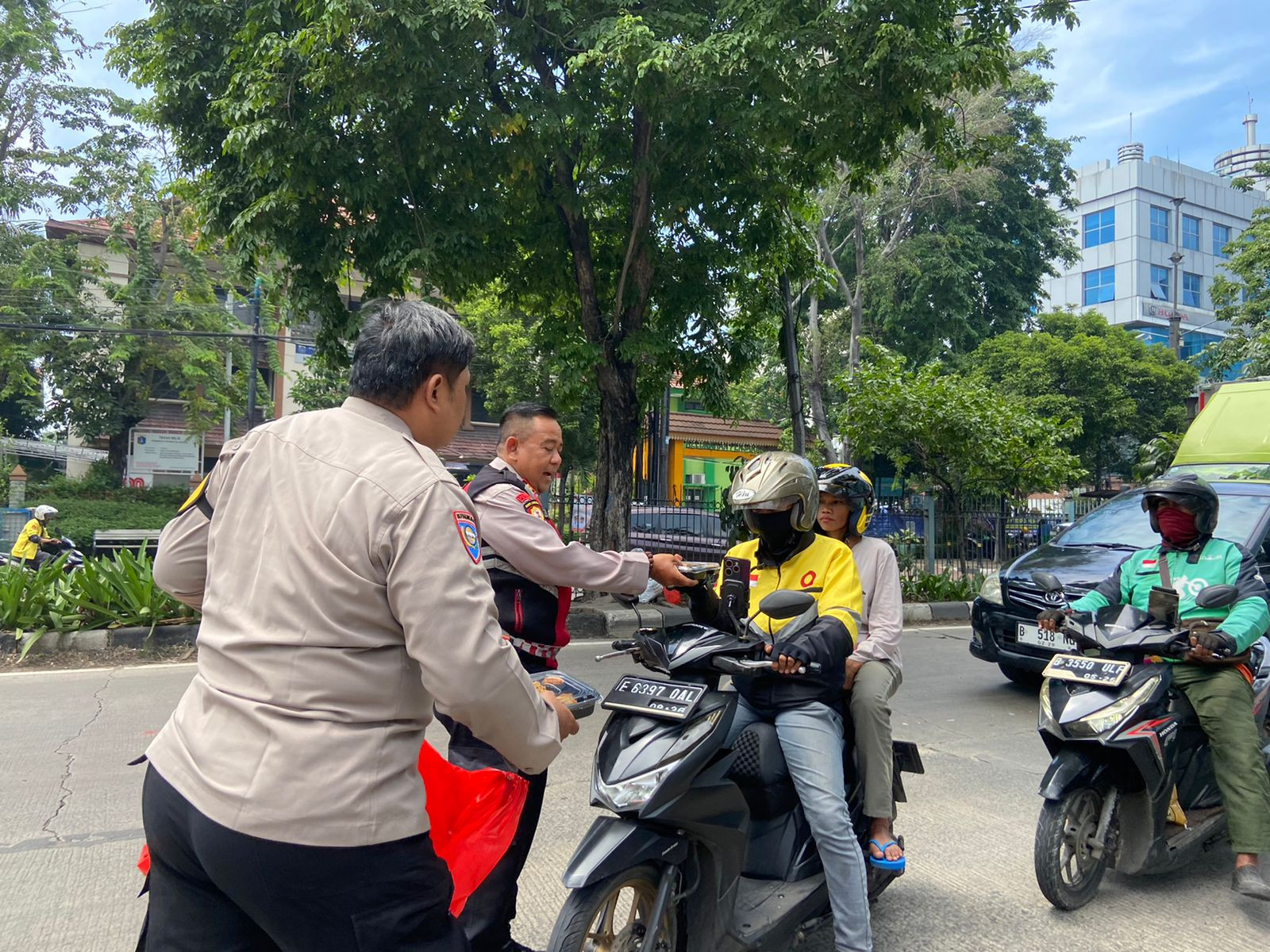 Polsek Metro Penjaringan Gelar Jumat Berkah, Bagikan Makanan Siap Saji untuk Warga & Pengemudi