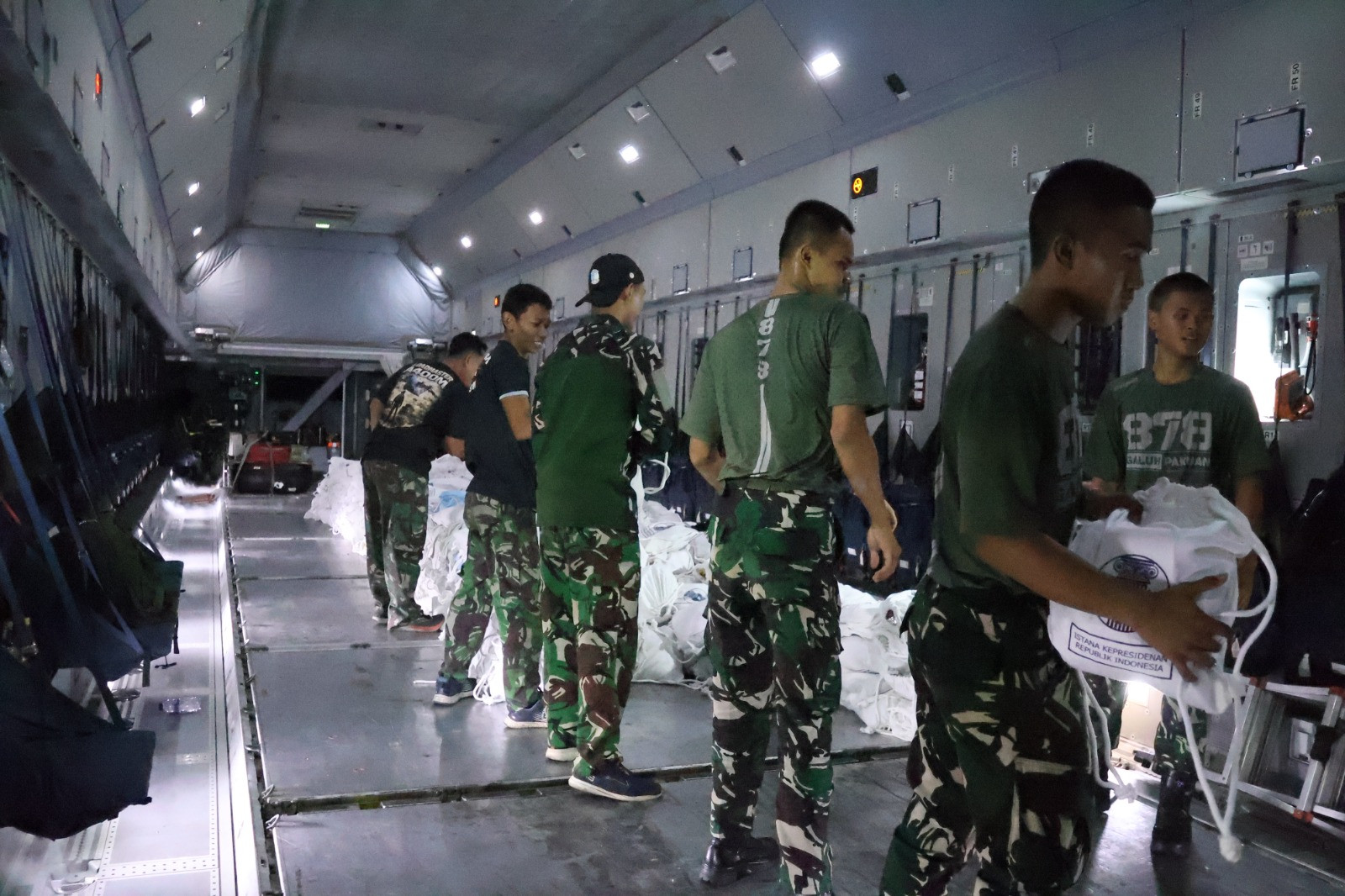 Hari Kedelapan Penanganan Gempa NTT, TNI Salurkan 695,170 Ton Bantuan