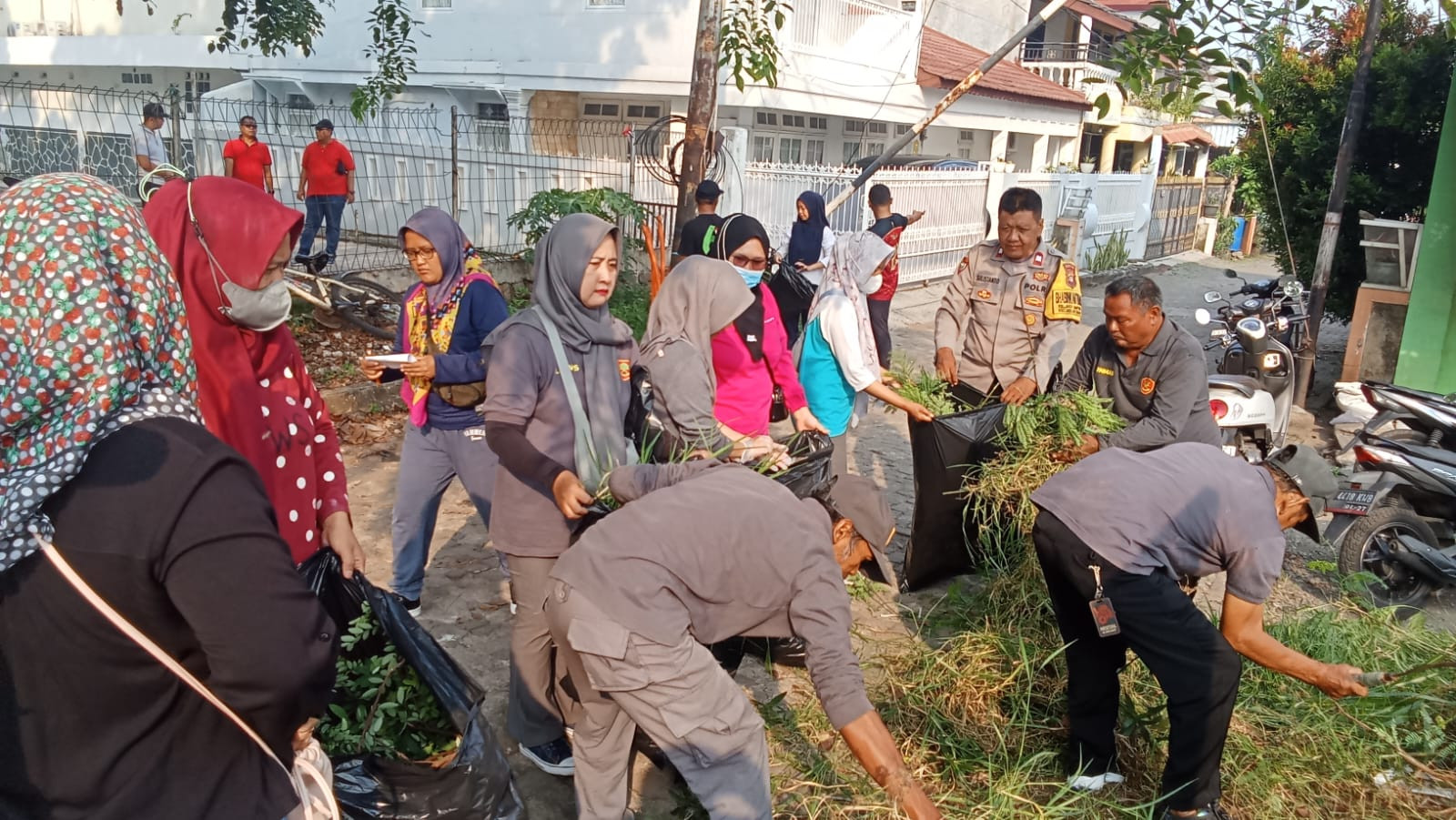 "Sabtu Bersih" Bhabinkamtibmas Jakasampurna: Wujud Nyata Kepedulian terhadap Lingkungan
