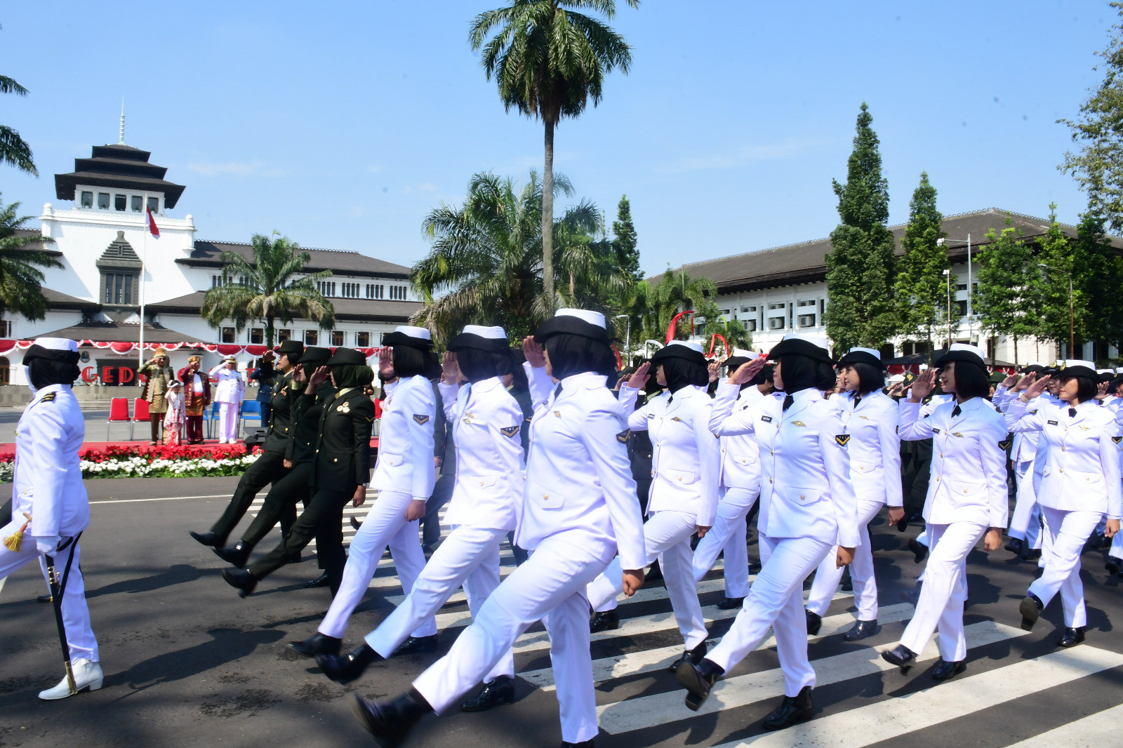 Komandan dan Prajurit Lanal Bandung Ikuti Upacara Pengibaran Bendera Merah Putih Dalam Rangka Hut Ke-80 Kemerdekaan Republik Indonesia Tingkat Provinsi Jawa Barat Tahun 2025