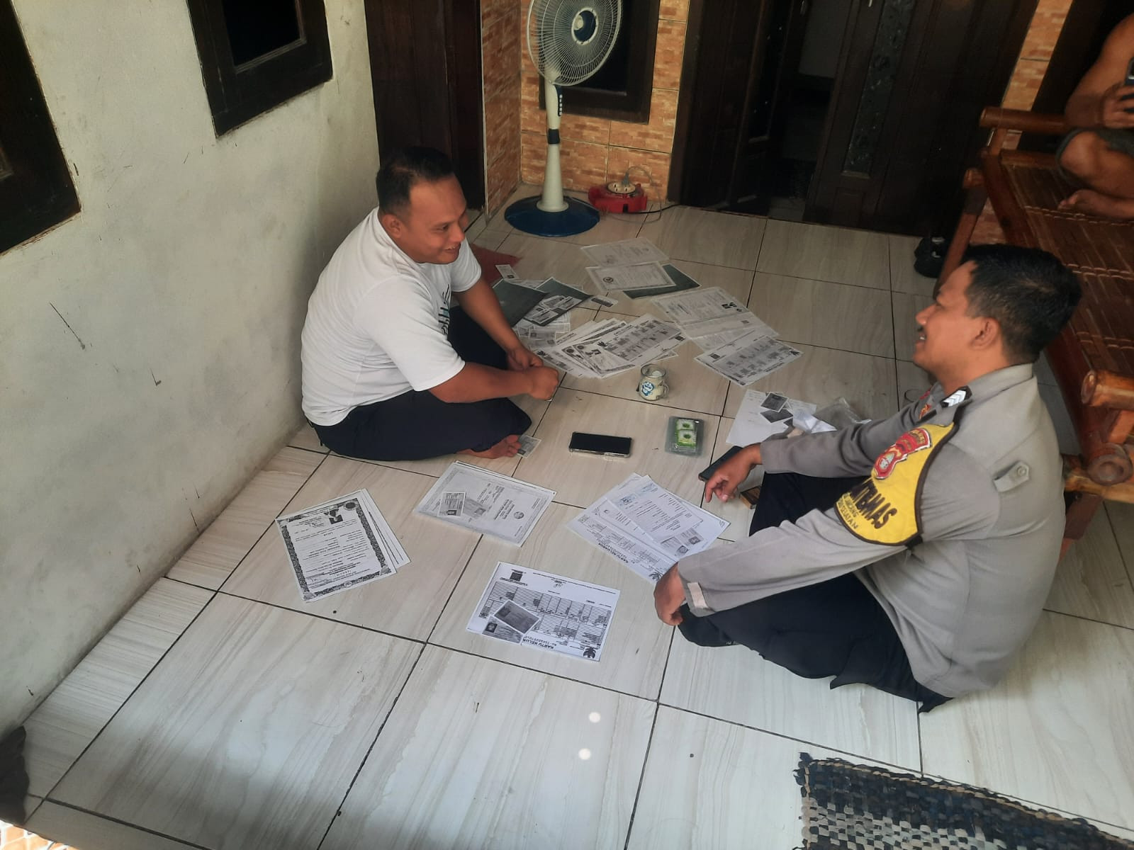 Bhabinkamtibmas Pulau Lancang Sosialisasikan Layanan Polisi 110, Ajak Warga Jaga Keamanan