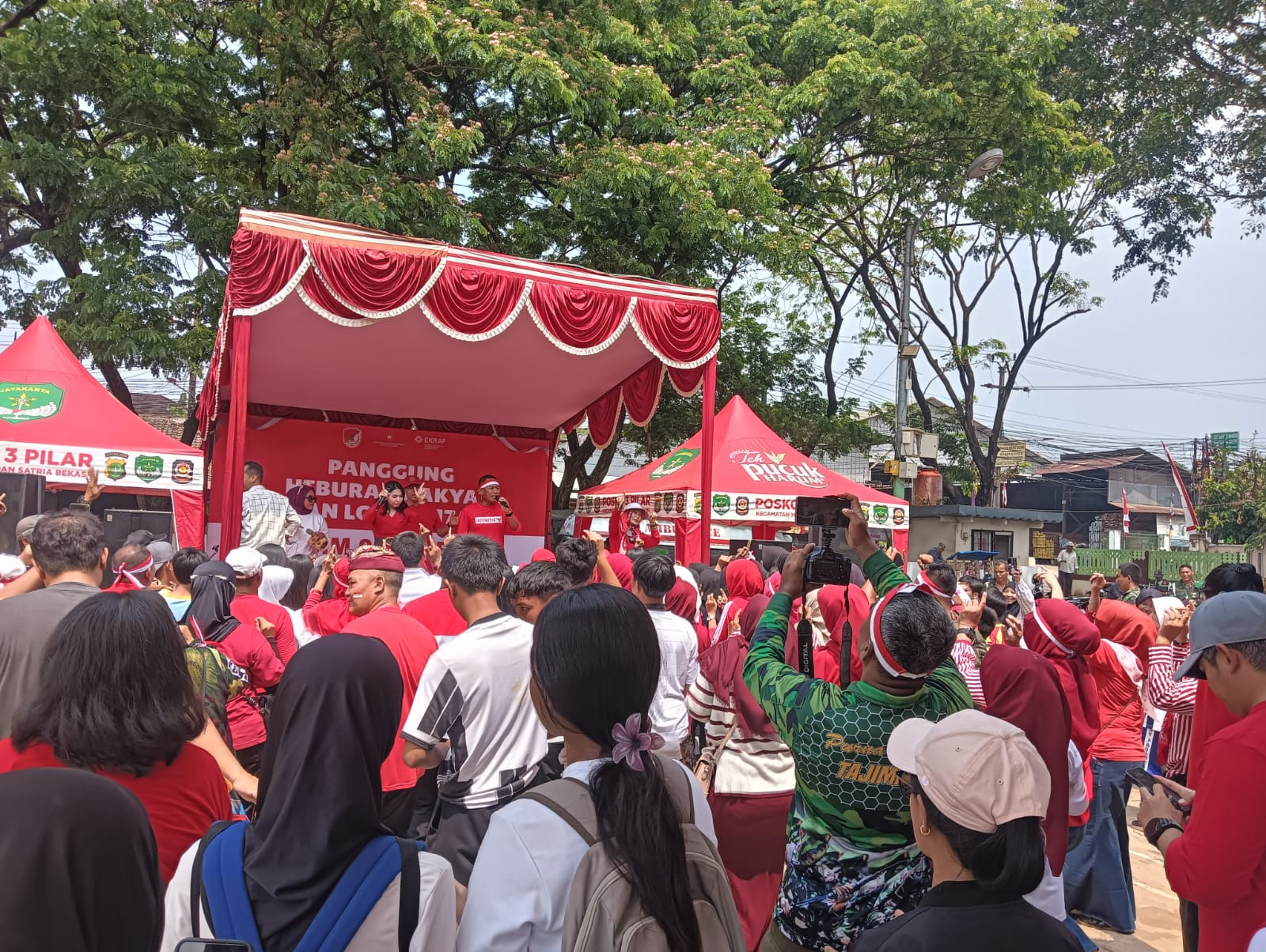 Sinergitas TNI- Polri Hadiri Panggung Hiburan Rakyat dan Lomba 17 Agustusan di Kelurahan Padurenan