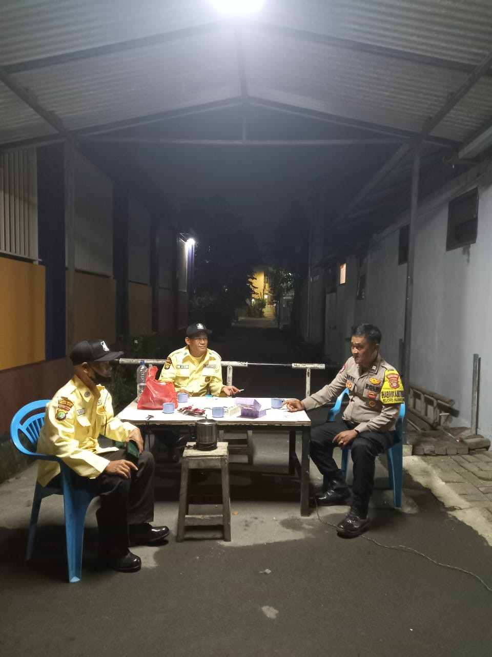 Cegah Penipuan Online, Polsek Rawalumbu Sosialisasi Keamanan Siber di Pos Keamanan Warga