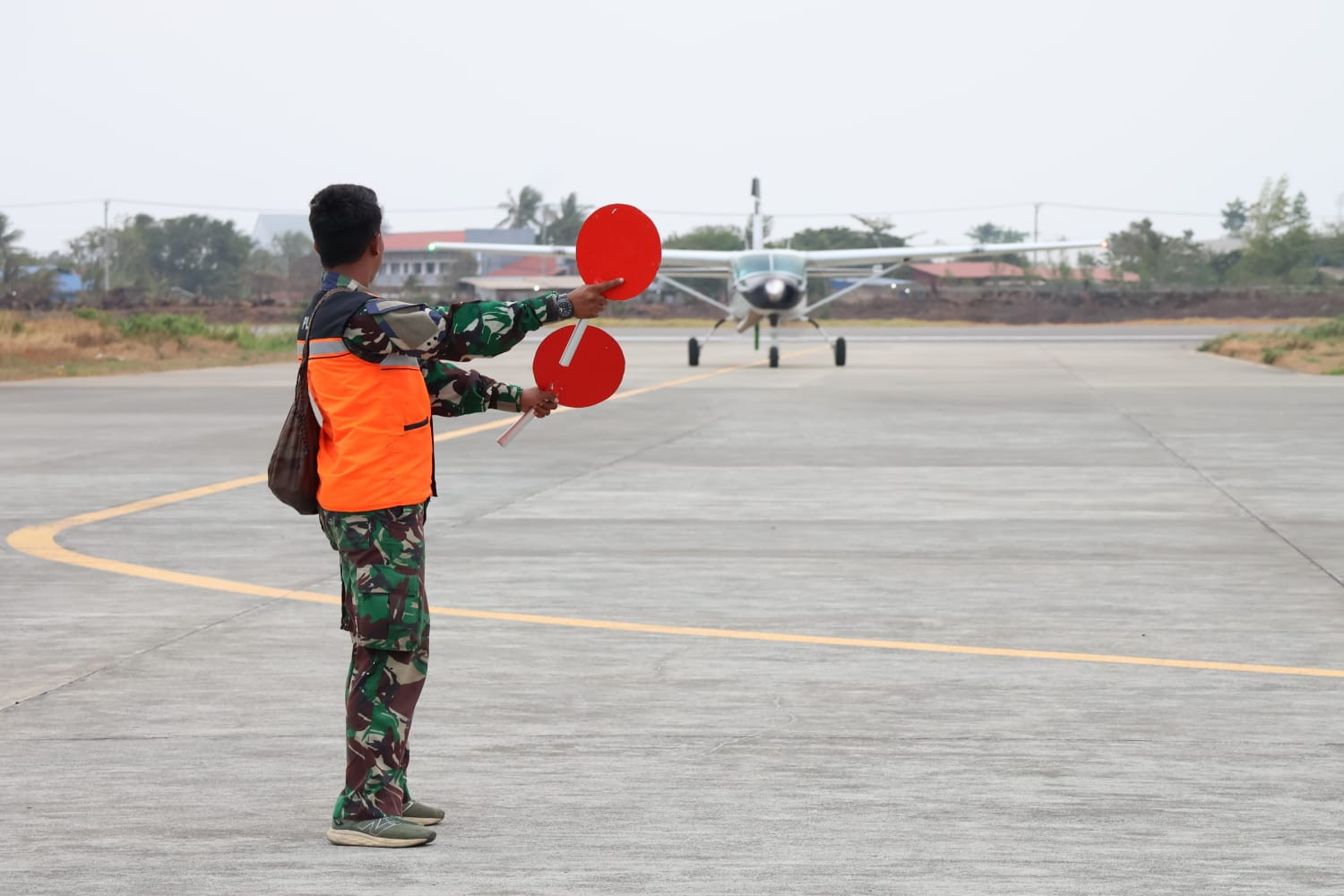 TNI Semai Garam dan Dry Ice untuk Dukung Penanganan Karhutla di Papua Selatan