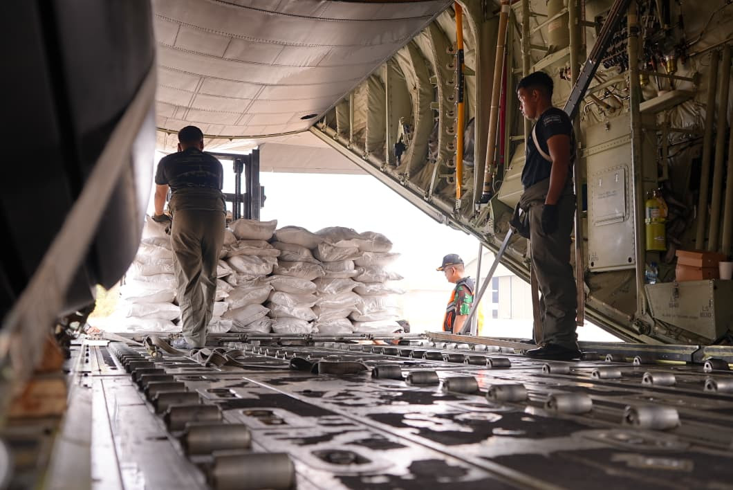 Hari Ketujuh OMC, TNI Kirim 17,4 Ton Bahan Semai ke Palembang dan Banjarmasin