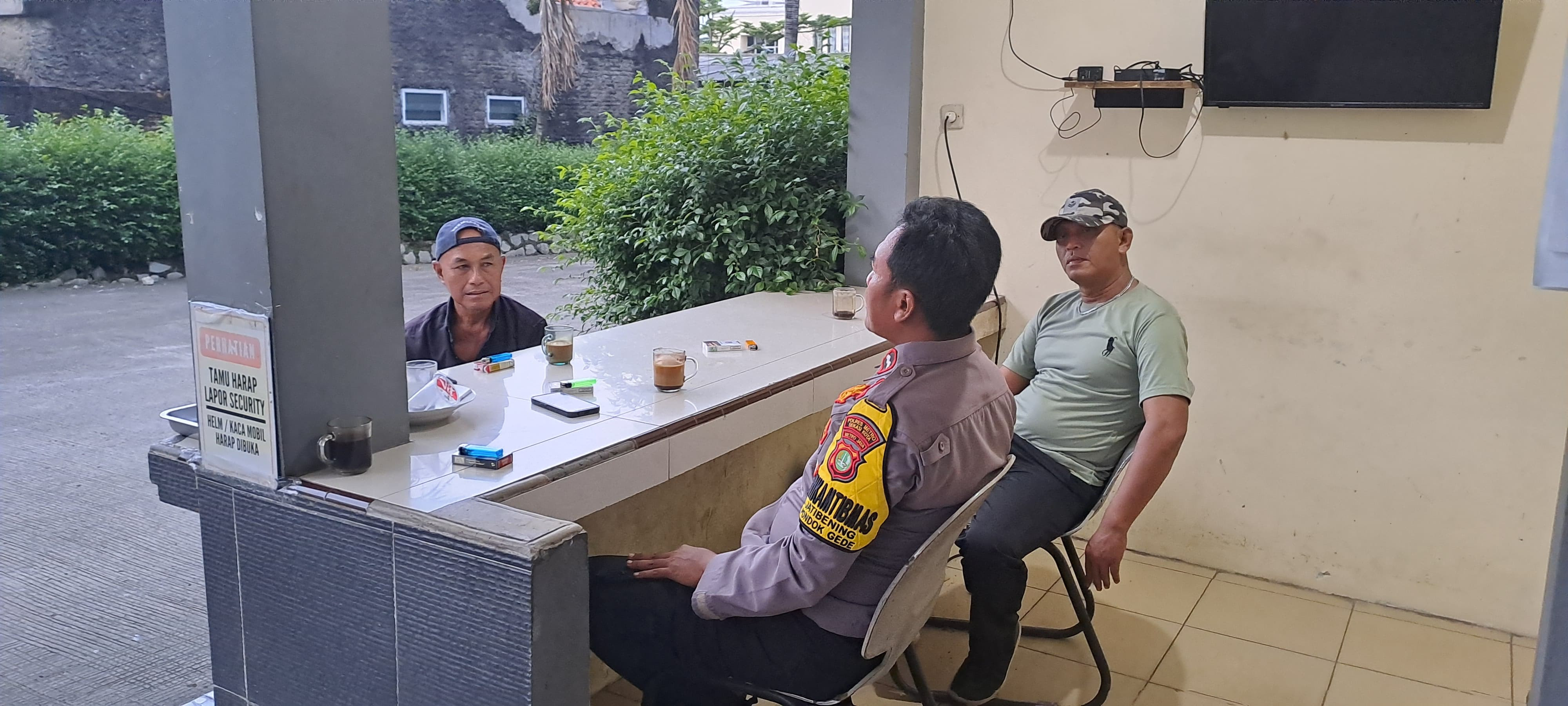 Antisipasi Gangguan Kamtibmas di Sore Hari, Bhabinkamtibmas Jatibening Sambangi Warga 