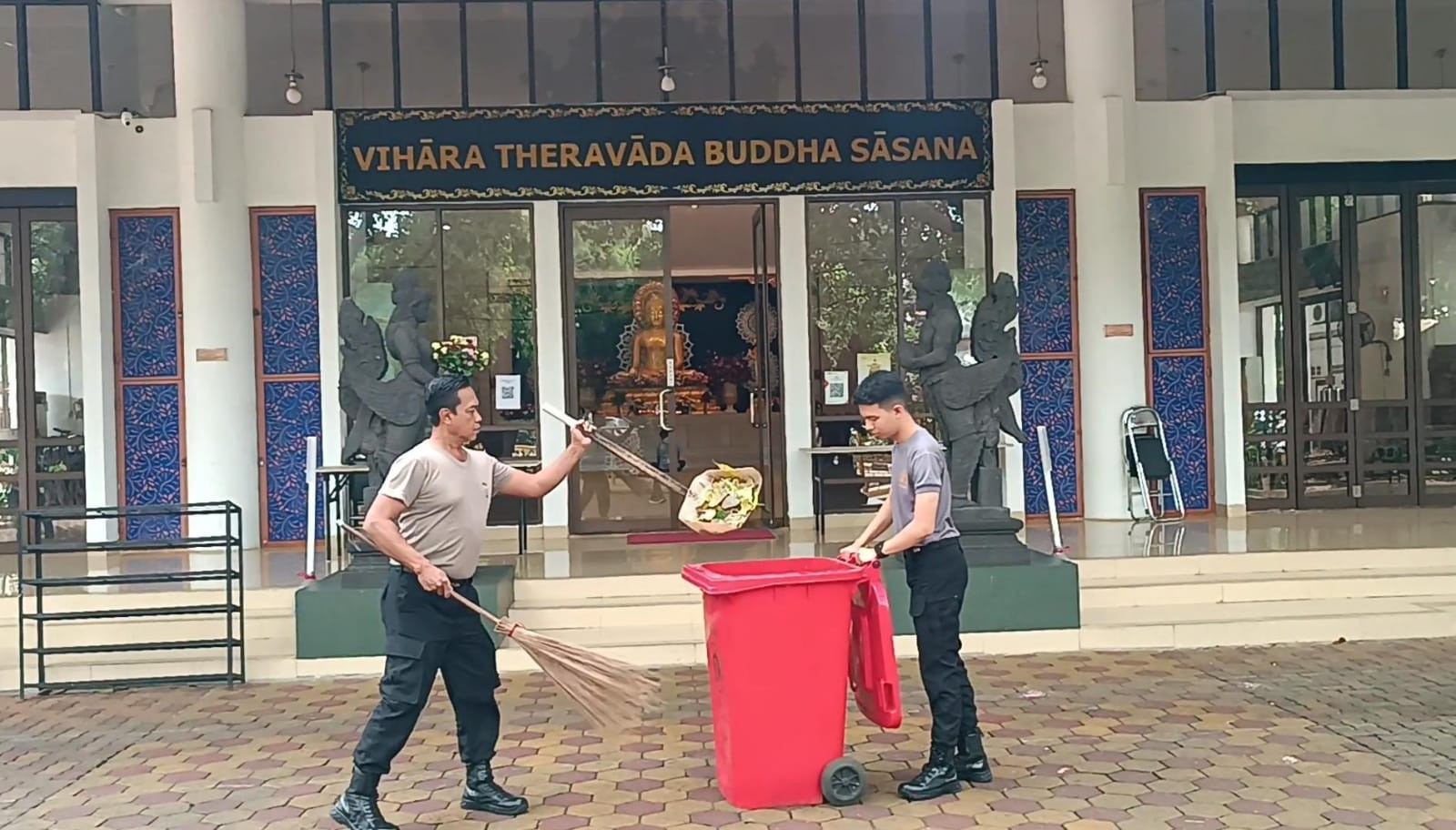 Polsek Kelapa Gading Gelar Bakti Religi di Vihara Theravada Budha Sasana Sambut Hari Bhayangkara ke-79