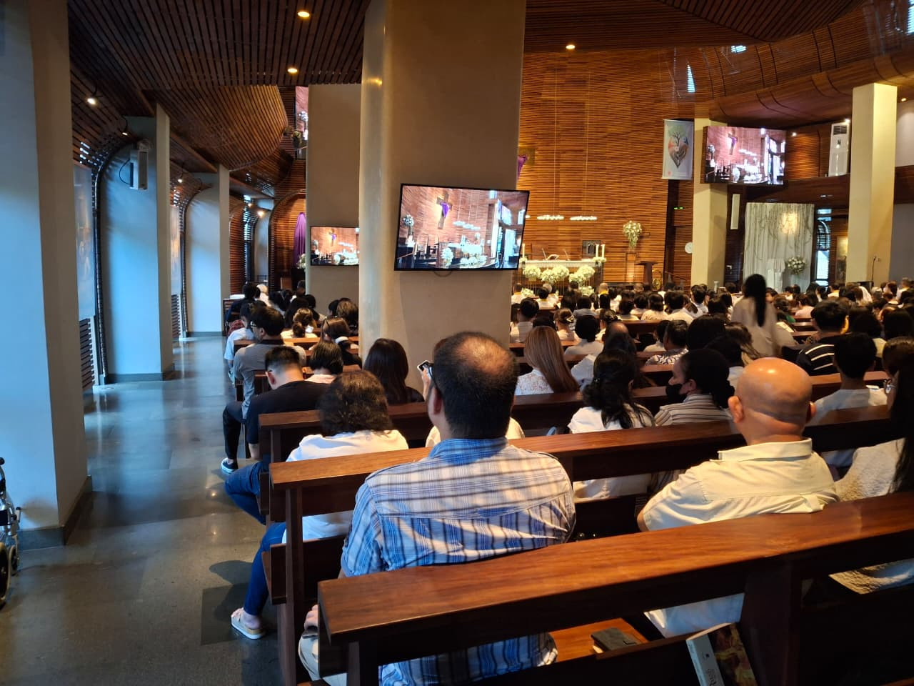 Ribuan Jemaat Ikuti Misa Kamis Putih di Gereja Stella Maris, Pengamanan Berlangsung Kondusif