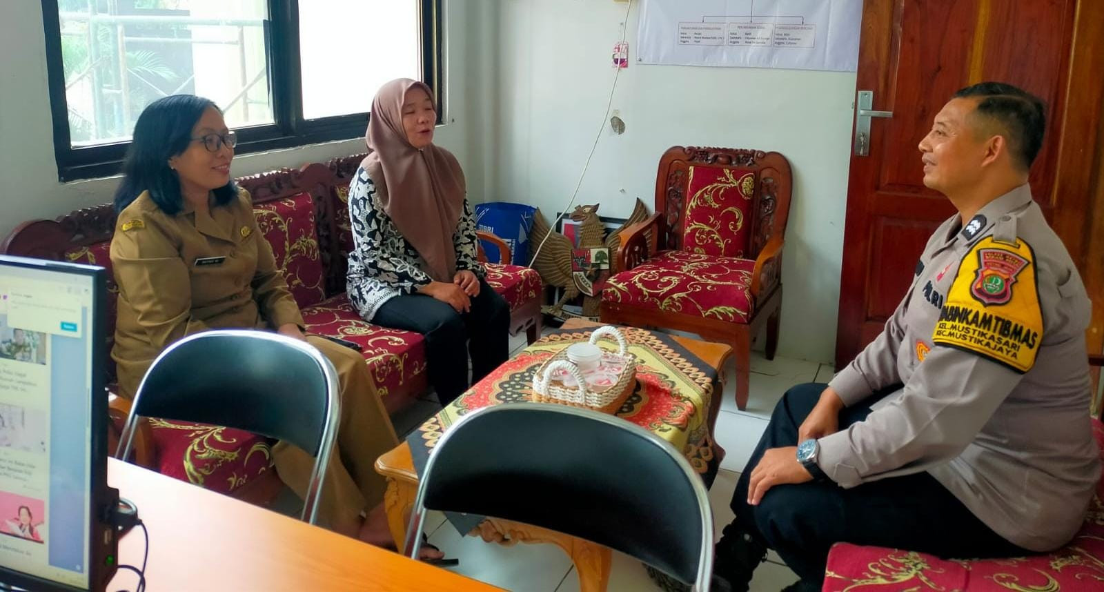 Bhabinkamtibmas Mustikasari Jalin Koordinasi dengan Aparat Kelurahan
