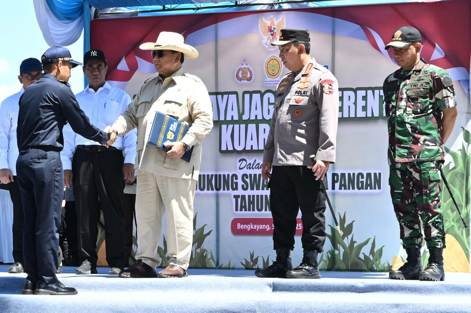 Panglima TNI Dampingi Presiden RI Tinjau Langsung Panen Raya Jagung di Kabupaten Bengkayang, Kalimantan Barat