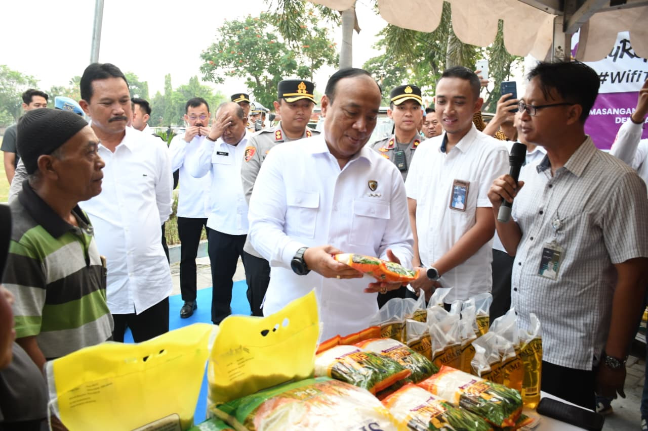 Polri Distribusikan 6 Ton   Beras Menggelar Gerakan Pasar Murah  di Madiun, Sinergi dengan Bulog Tekan Inflasi