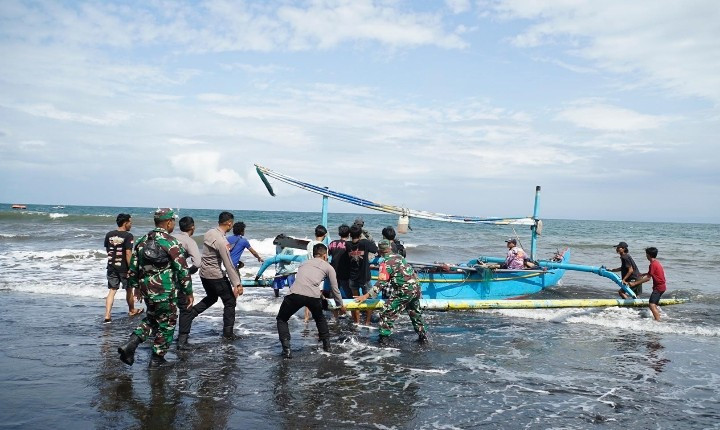 Personel Polda Bali Dikerahkan Cari Korban Kapal Tenggelam di Selat Bali