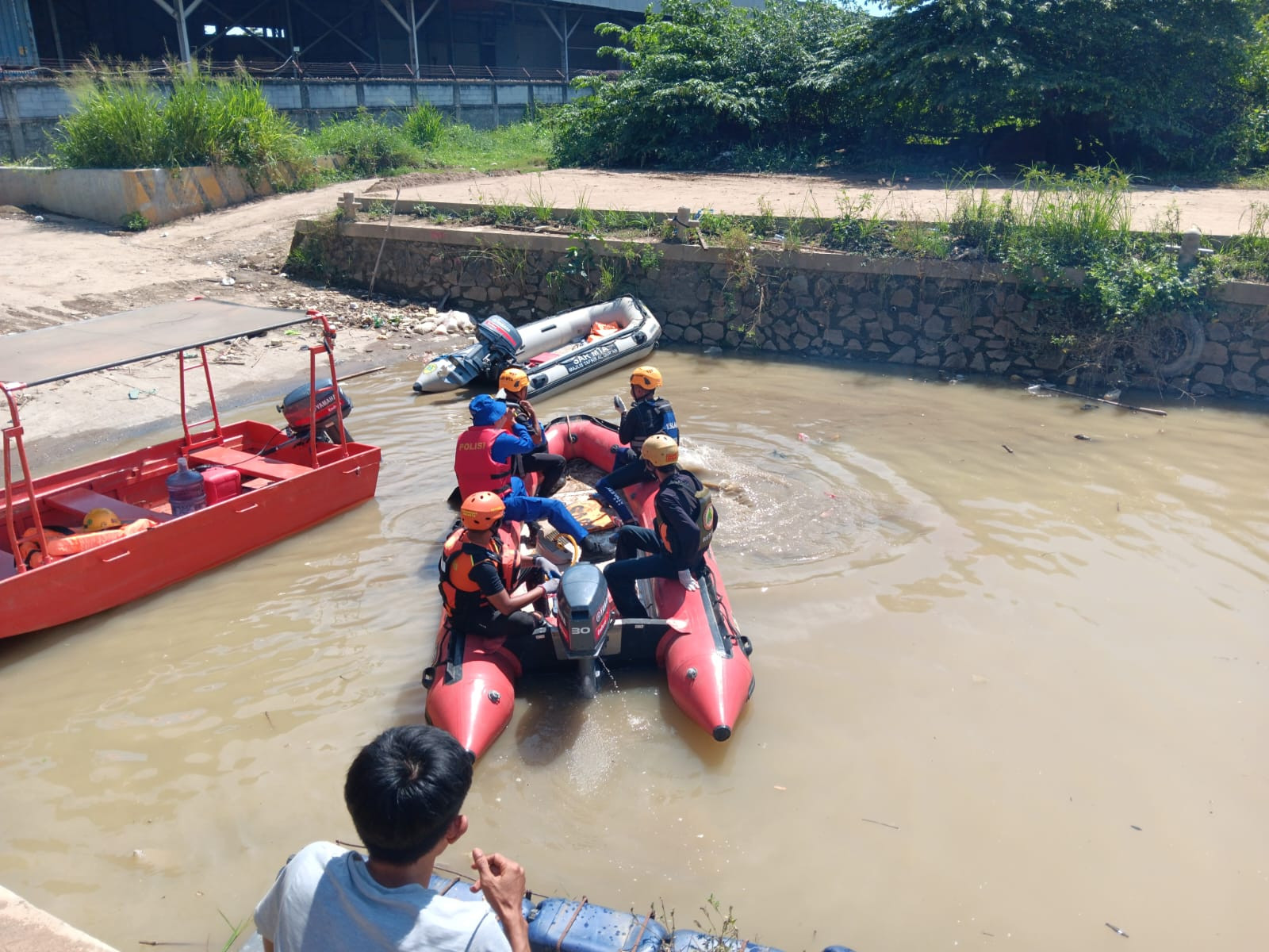 Tim SAR Ditpolairud Polda Metro Jaya Lakukan Pencarian Korban Tenggelam di Sungai CBL, Babelan, Bekasi
