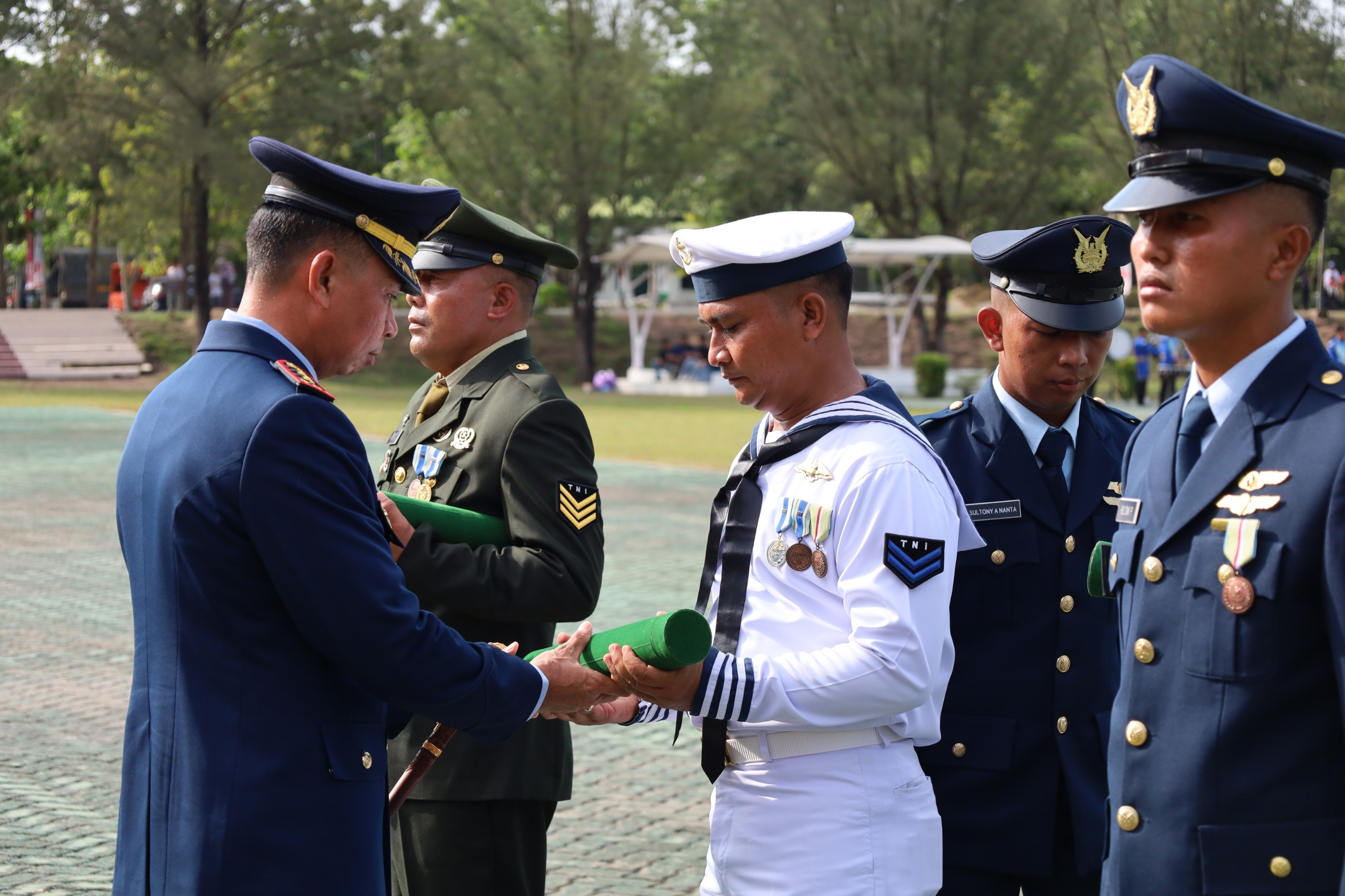 Refleksi Delapan Dekade Pengabdian, Danlanal Dumai Hadiri Upacara Peringatan HUT Ke-80 TNI di Pekanbaru