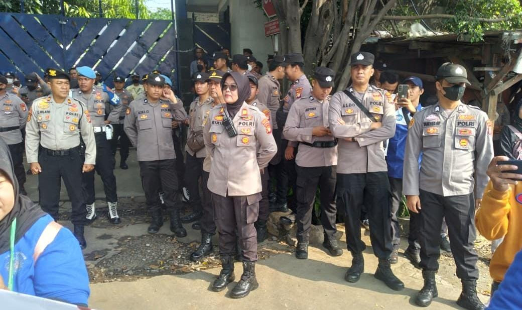 Kapolsek Rawa Lumbu Pimpin Aksi Uras Depan PT Nirwana Lestari Secara Humanis dan Profesional