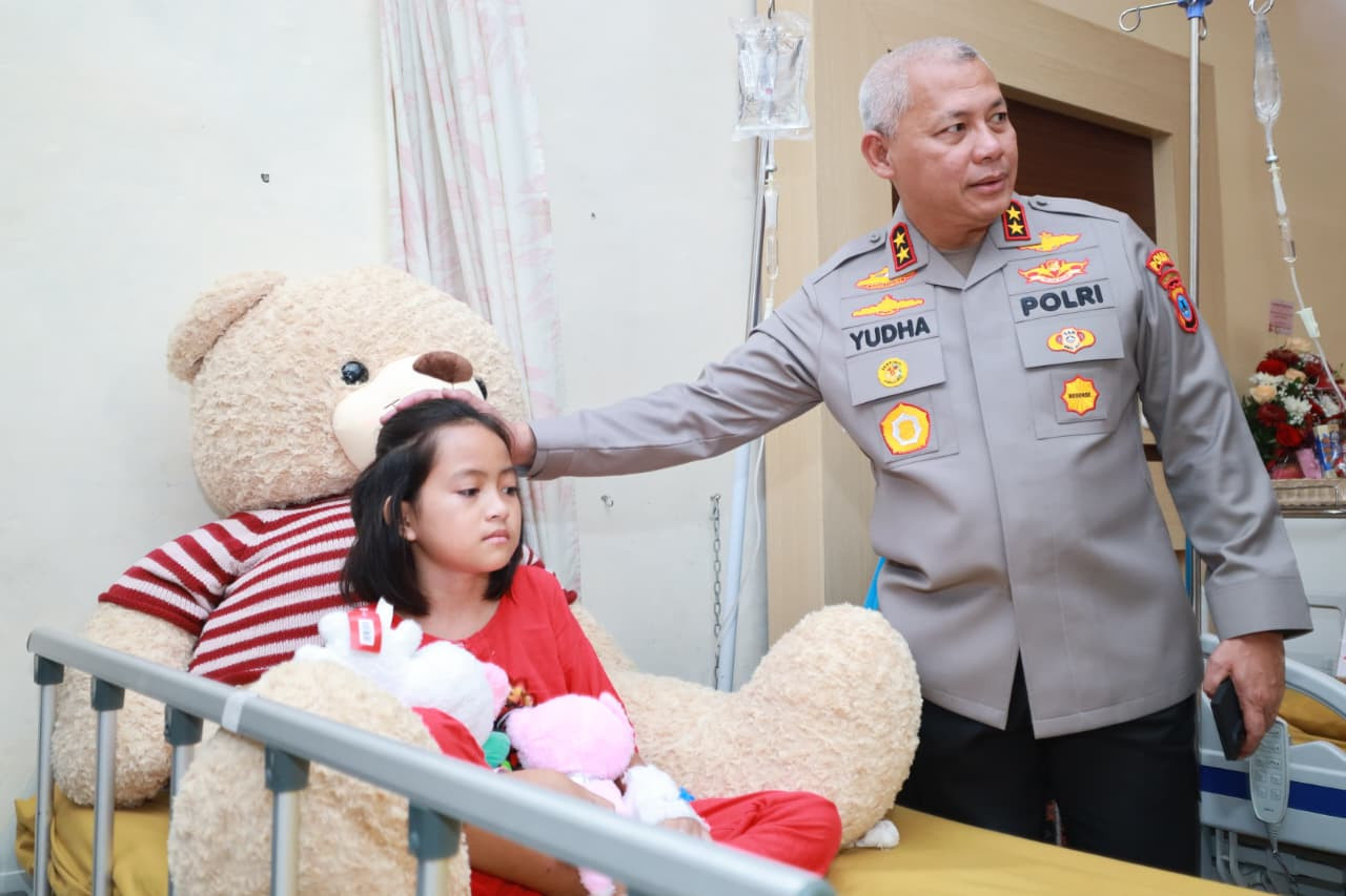 Bertemu Saat Banjir Rob Sei Tabuk, Kapolda Kalsel Berikan Bantuan Biaya Pengobatan Anak Yatim Piatu Korban Laka Lantas