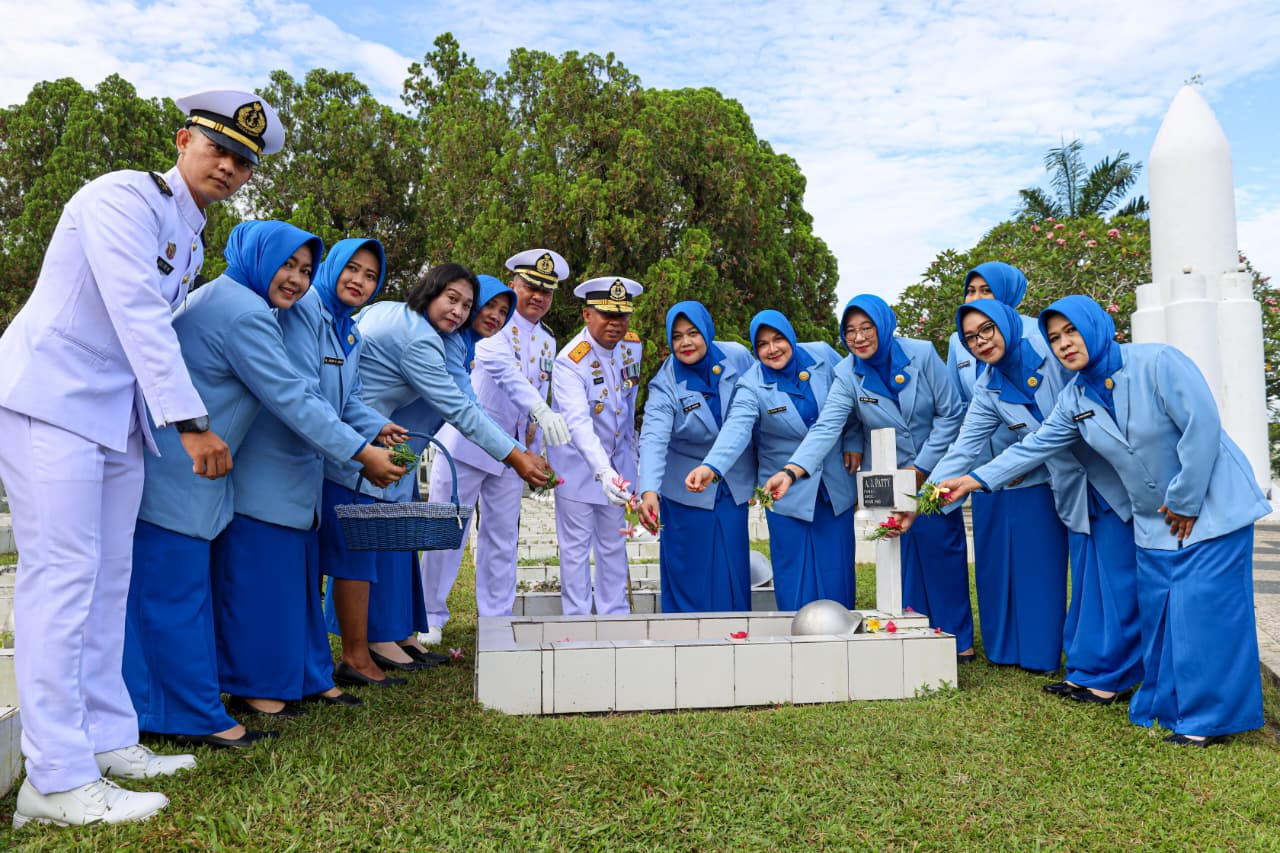 TNI Prima-TNI Rakyat-Indonesia Maju, TNI di Maluku Gelar Upacara Ziarah Nasional di Taman Makam Pahlawan Kapahaha Songsong HUT Ke-80 TNI