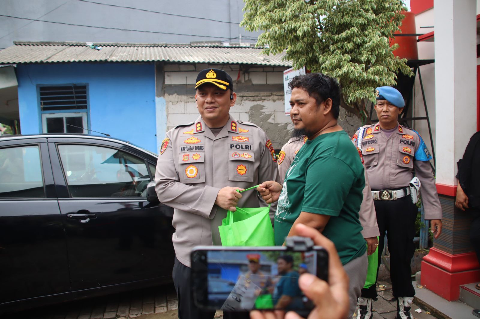 Kapolres Pelabuhan Tanjung Priok Berikan Bantuan Sembako untuk Warga Terdampak Banjir