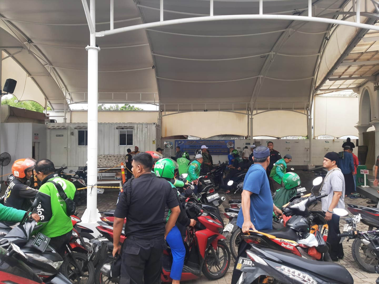 Wujud Kepedulian Sosial, Masjid Al Qohhar Bersama Polsek Metro Penjaringan Bagikan 500 Paket Sembako untuk Ojol