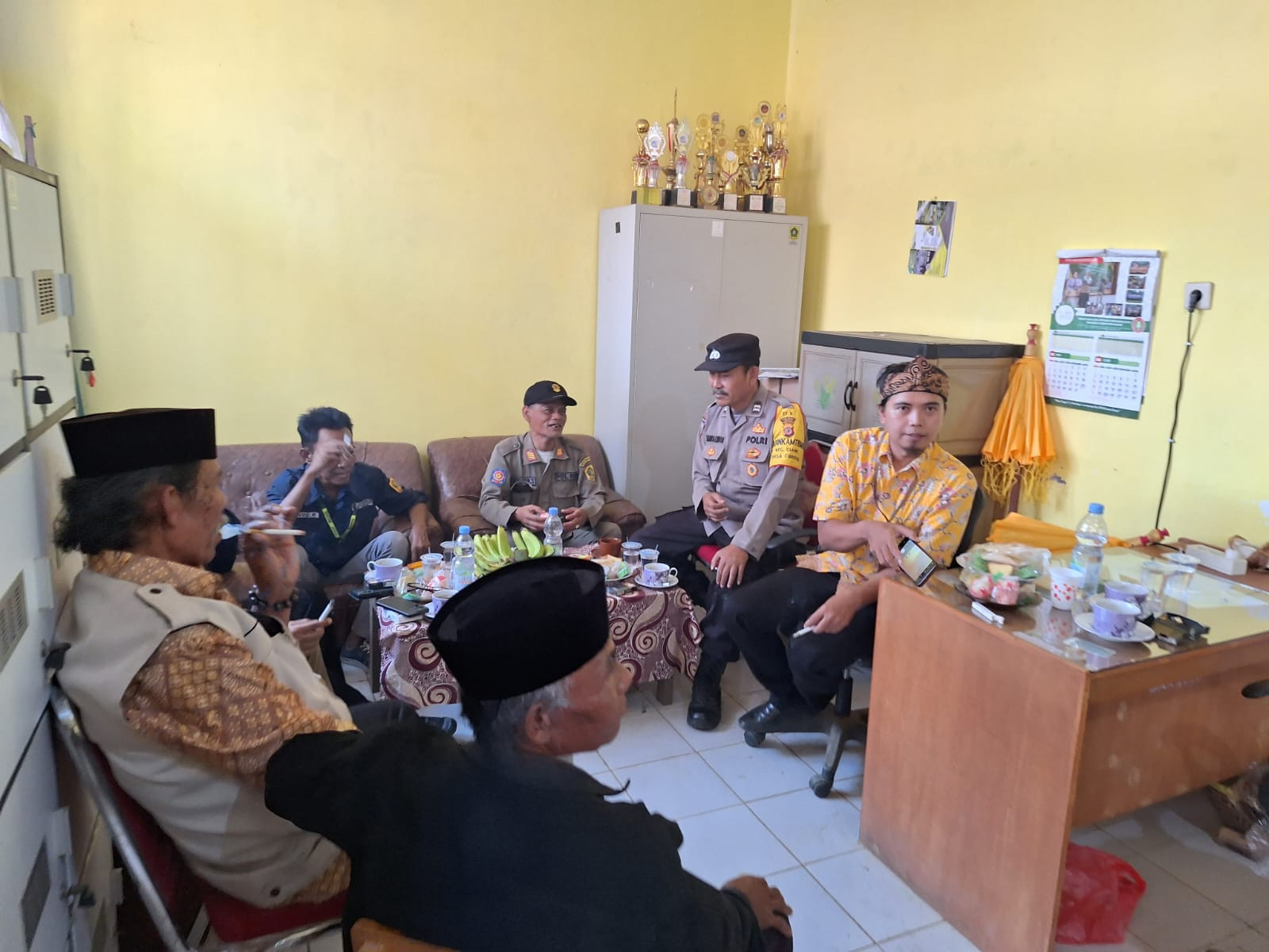 Bhabinkamtibmas Polsek Ciawi Polres Bogor Jalin Anjangsana Kamtibmas dengan Tokoh dan Warga Desa Cibedug