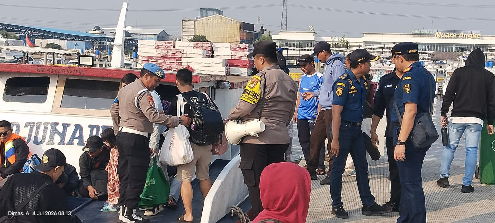 Polsek Sunda Kelapa Tingkatkan Pelayanan dan Pengamanan Wisatawan di Dermaga Kali Adem Menuju Kepulauan Seribu