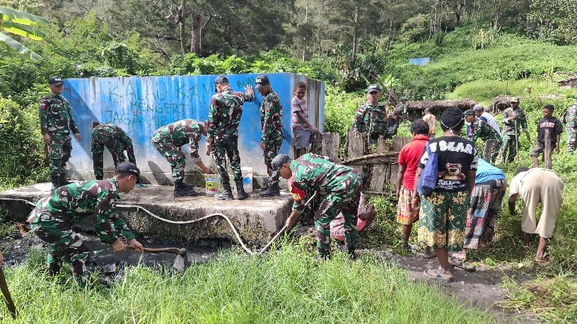 Babinsa Koramil 1715-03/Kurima Bantu Warga Kampung Polimo dalam Kegiatan Kebersihan dan Perbaikan Saluran Air