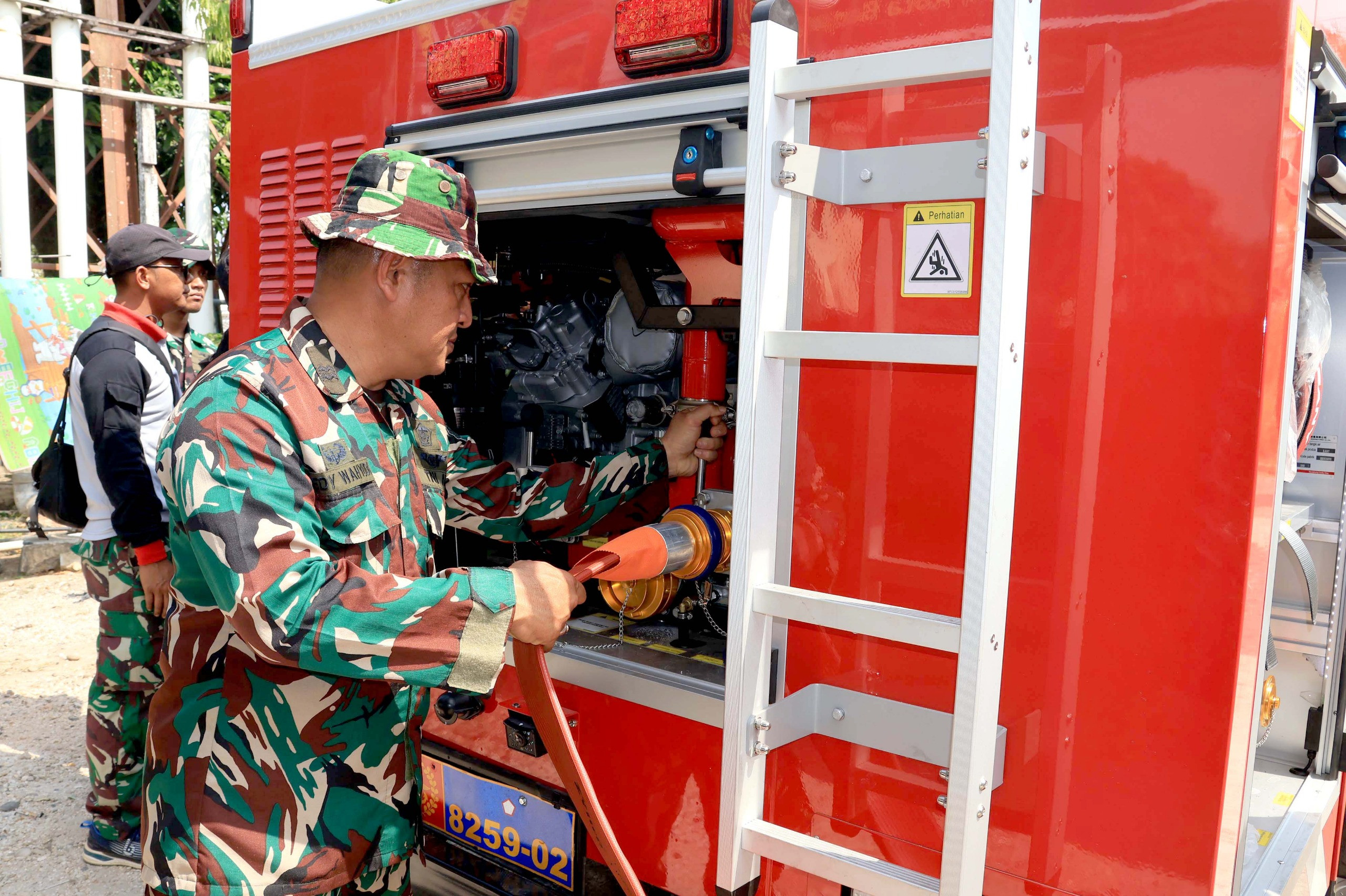 Perkuat Kesiapsiagaan Dalam Menangani Karhutla, Personel Lanud Sjamsudin Noor Asah Kemampuan Operasikan Kendaraan Pemadam Kebakaran