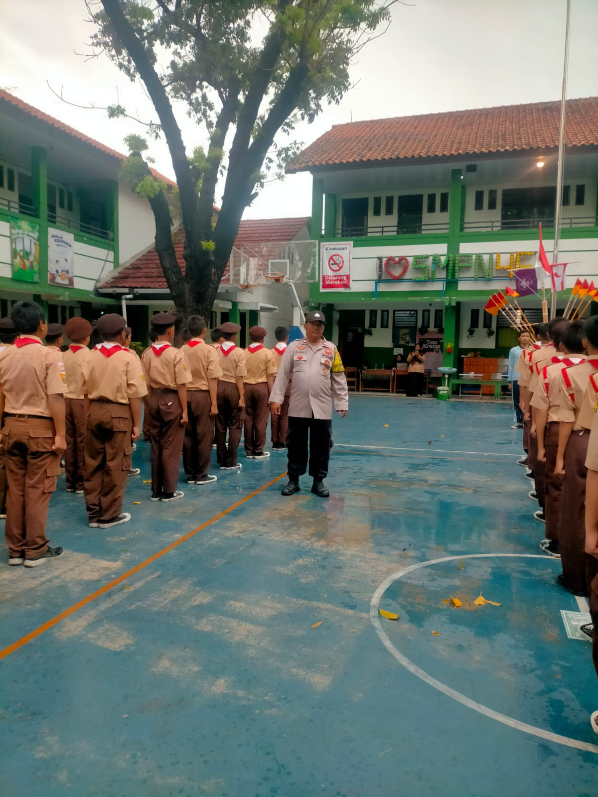 Gandeng Babinsa, Bhabinkamtibmas Medansatria Beri Pelatihan PBB ke Siswa SMP
