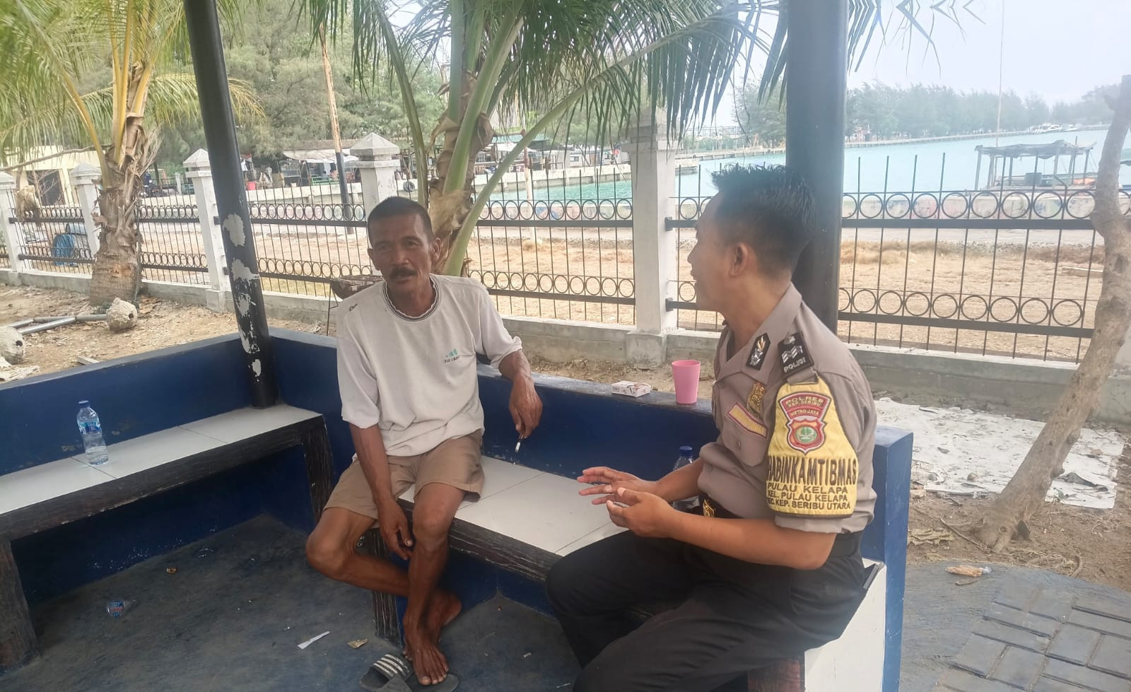 Bhabinkamtibmas Pulau Kelapa Sosialisasikan Layanan Polisi 110, Ajak Warga Jaga Kamtibmas