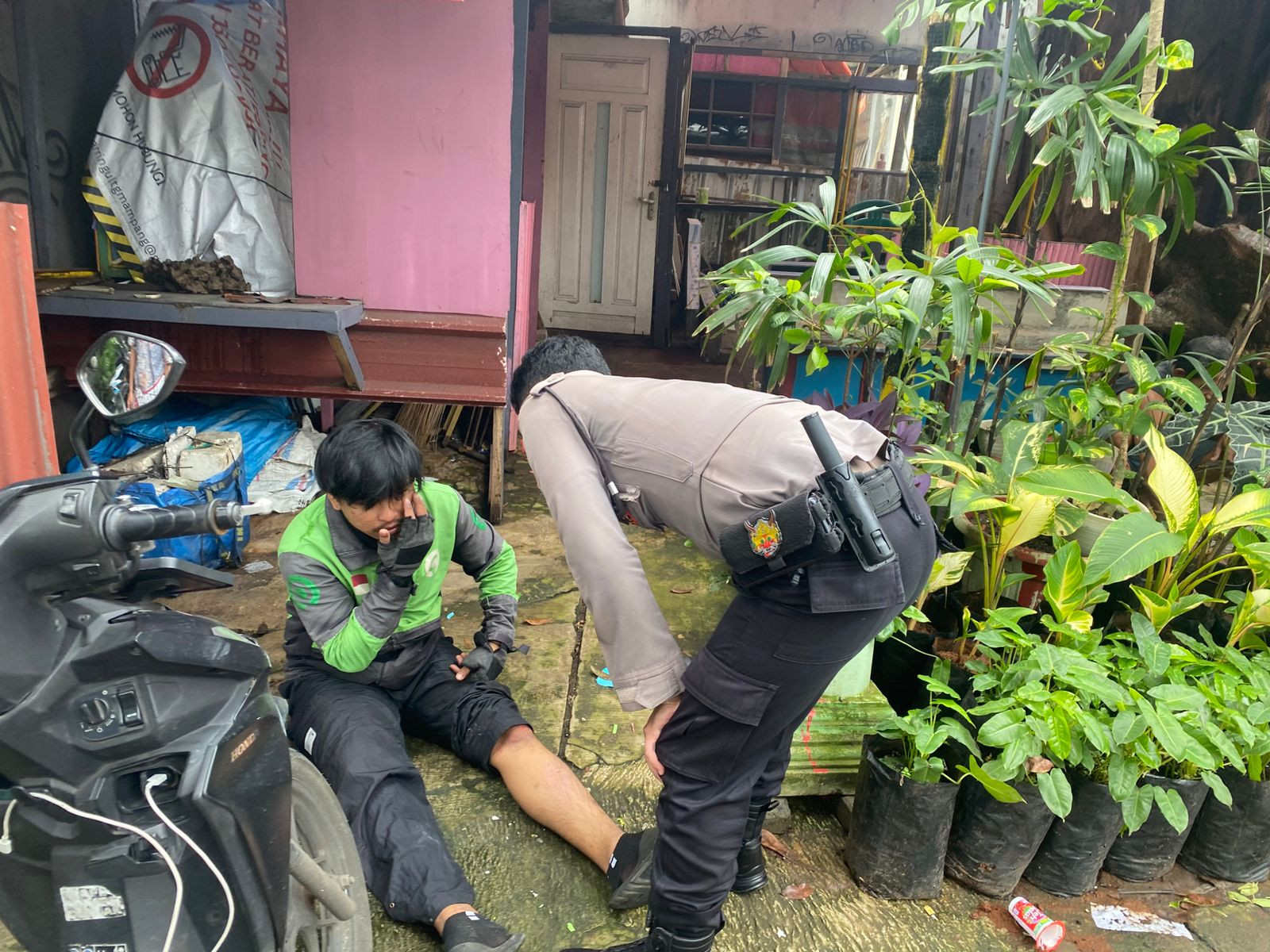 Disela-Sela Siaga Banjir, Samapta PMJ Bersihkan Musala dan Tolong Korban Kecelakaan di Mampang