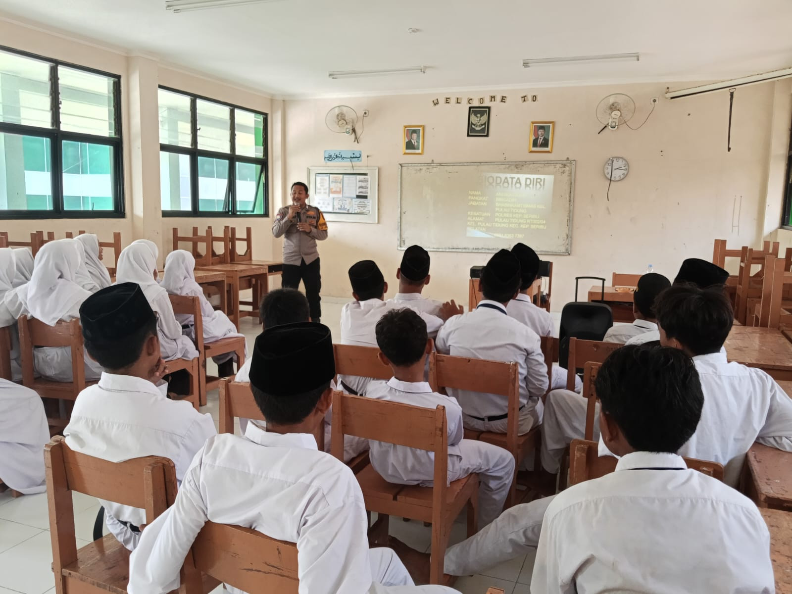 Bhabinkamtibmas Pulau Tidung Berikan Edukasi Bela Negara dan Bahaya Kenakalan Remaja kepada Siswa MTsN 26