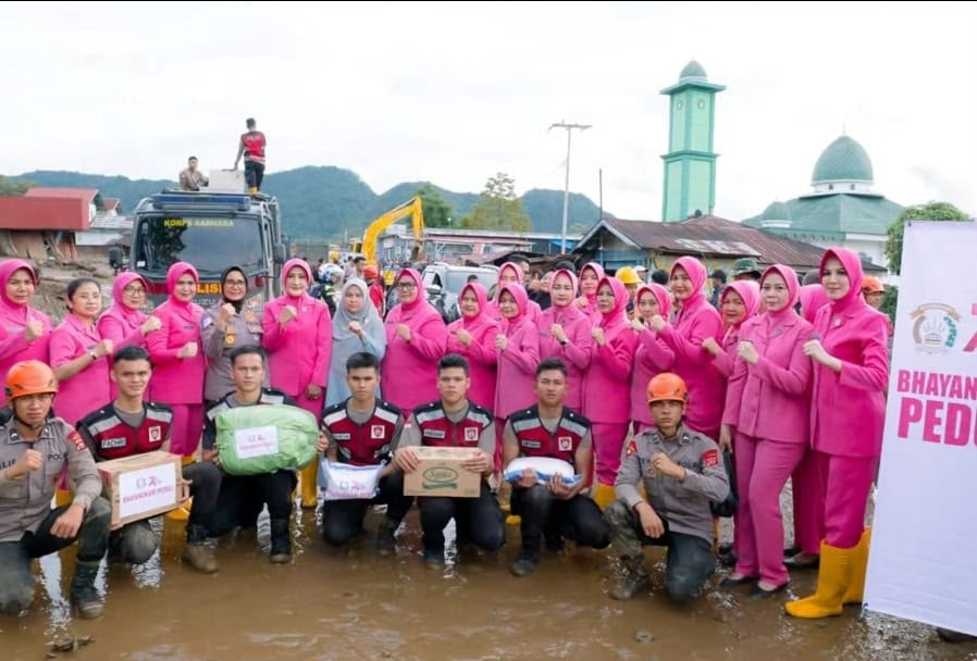 HKGB ke-74, Bhayangkari Sumbar Hadir Berikan Bantuan bagi Warga Terdampak Banjir Bandang
