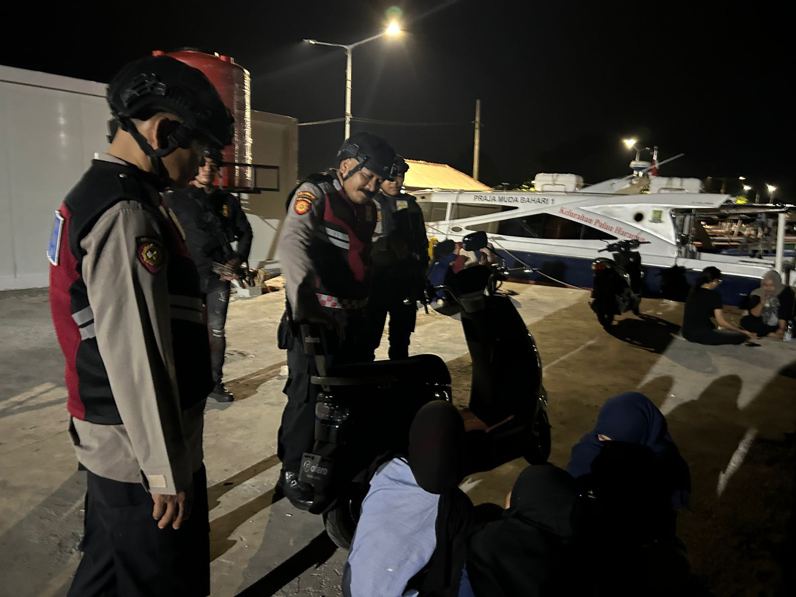 Patroli Dini Hari Polsek Kepulauan Seribu Utara Intensifkan Pencegahan 3C dan Sosialisasi Layanan 110