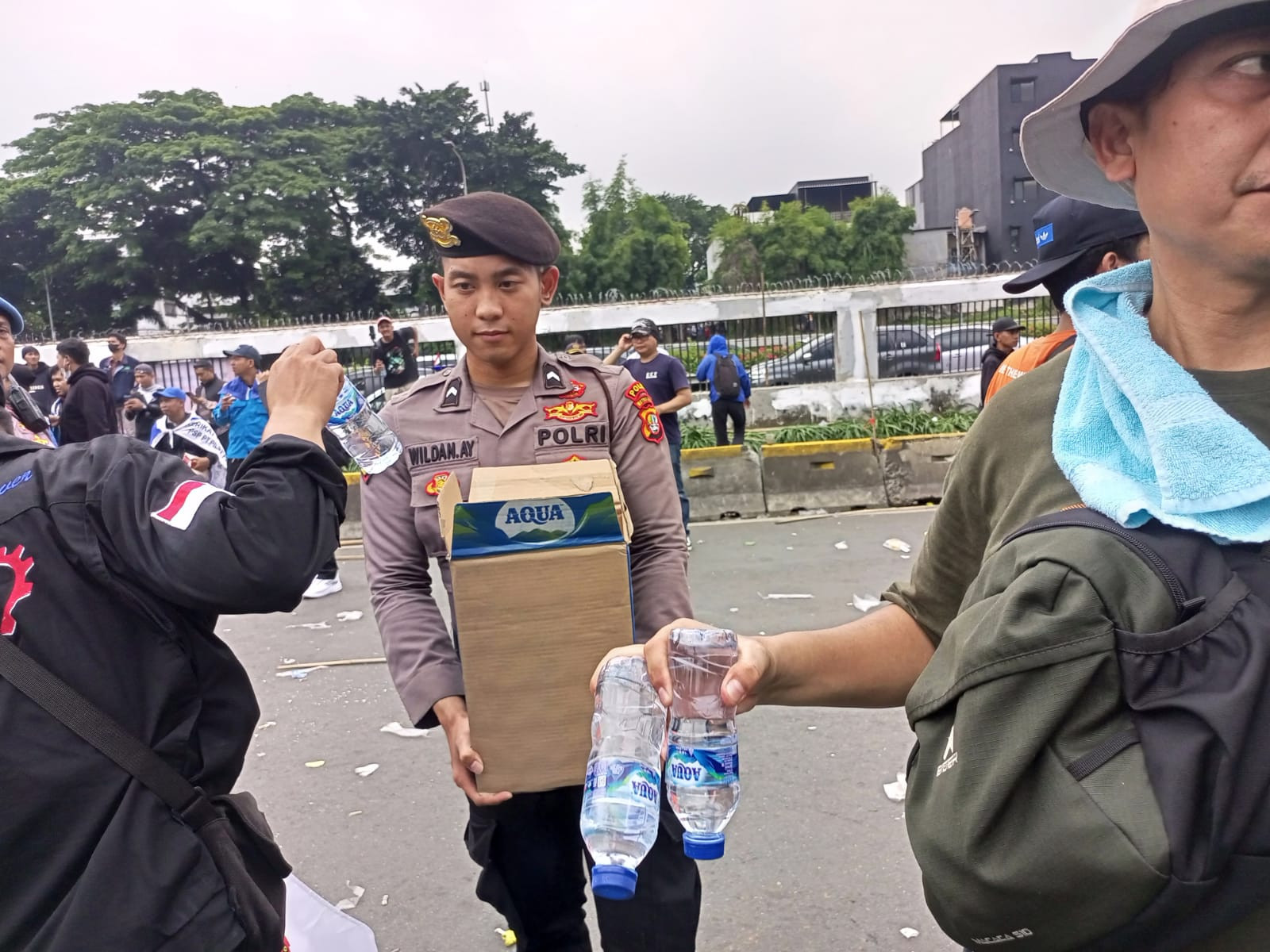 Anggota Samapta Polda Metro Jaya Gelar Aksi Simpatik, Bagikan Air Mineral Dan Roti kepada Buruh di Depan DPR/MPR