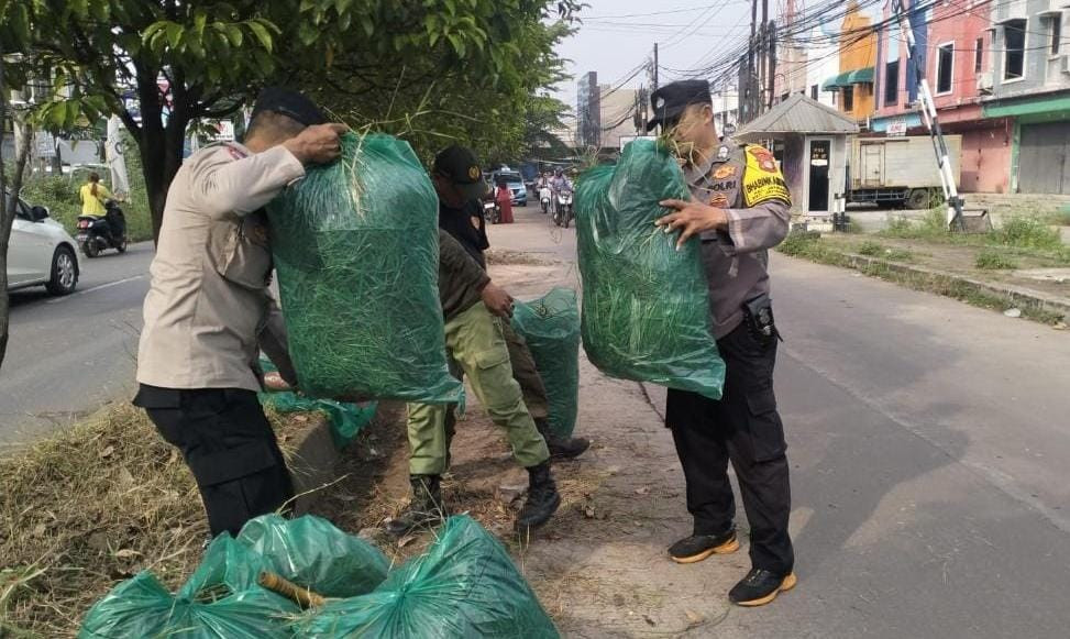 Bhabinkamtibmas  Melaksanakan Giat K3 di Jalan Raya Kranggan