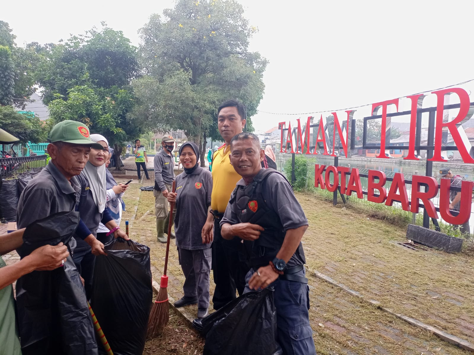 Wujud Sinergi, Bhabinkamtibmas dan Warga Gelar Kerja Bakti Bersihkan Taman
