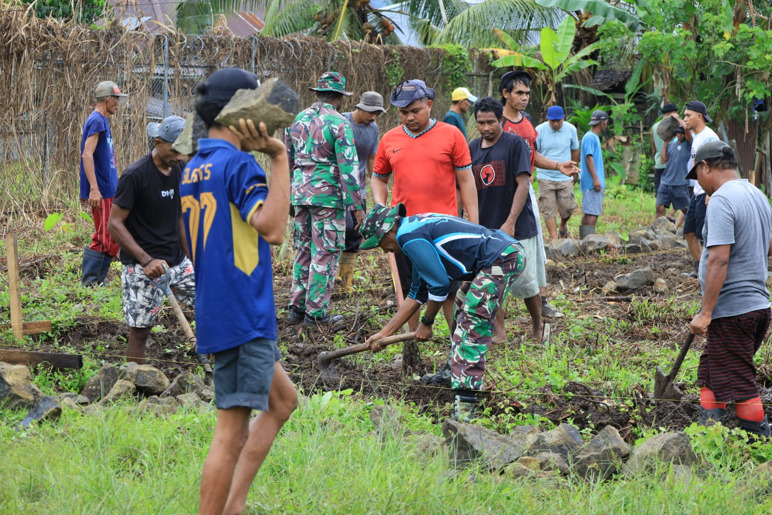 Hari Pertama TMMD Ke-126 Kodim 1505/Tidore, Personel Satgas dan Warga Mulai Kerjakan Sasaran Fisik di Desa Wama